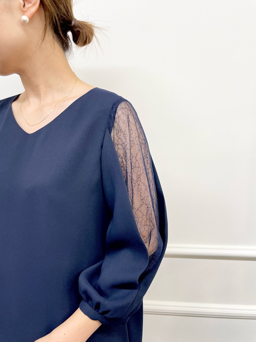 ブルー系のワンピース、ブラック系のショルダーバッグ、ホワイト系のピアス（両耳用）を着用したレディースの秋コーディネートの5枚目の写真