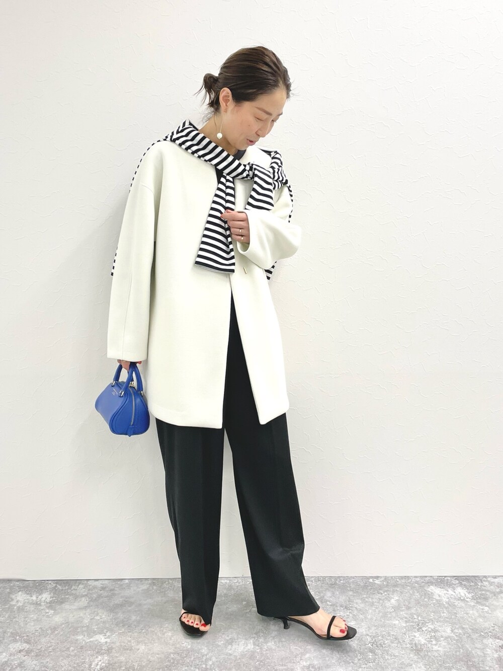 「春コーデ、春コート、オトナカジュアル、モノトーンコーデ、モノトーン、ボーダー、シンプルコーデ、ワイドパンツ、セカンドノーリーズ 、ダンボール素材、ロンT、きれいめカジュアル」｜「NOLLEY’Sの《手洗い可能》ダンボールブルゾン（ブルゾン、ホワイト系）」を使った、ISHIDAさん（レディース・158cm）の冬コーディネートの5枚目の写真
