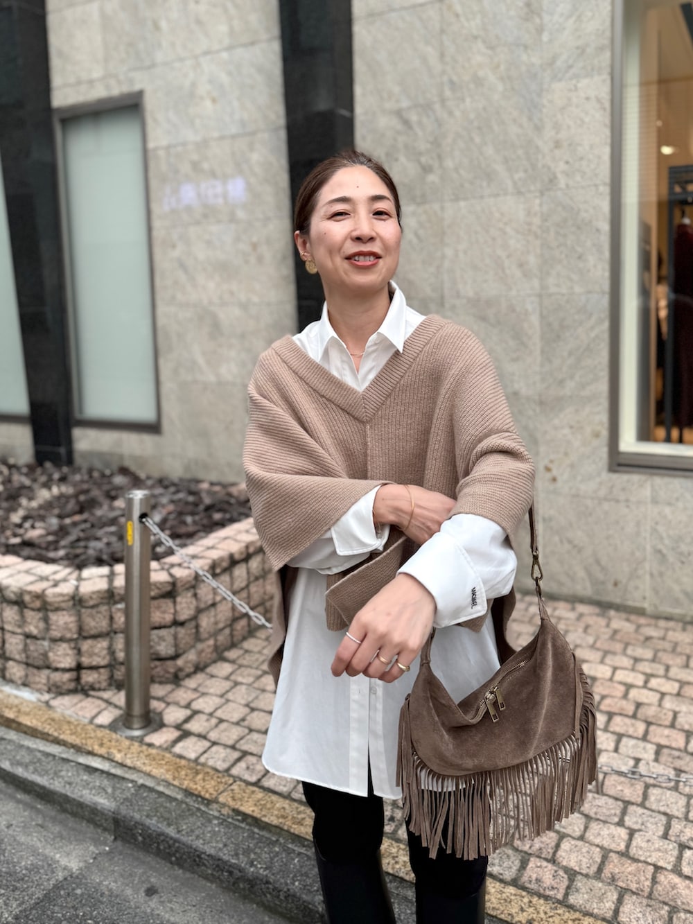 ベージュ系のニット/セーター、ホワイト系のシャツ/ブラウス、ベージュ系のショルダーバッグを着用したレディースの夏コーディネートの9枚目の写真
