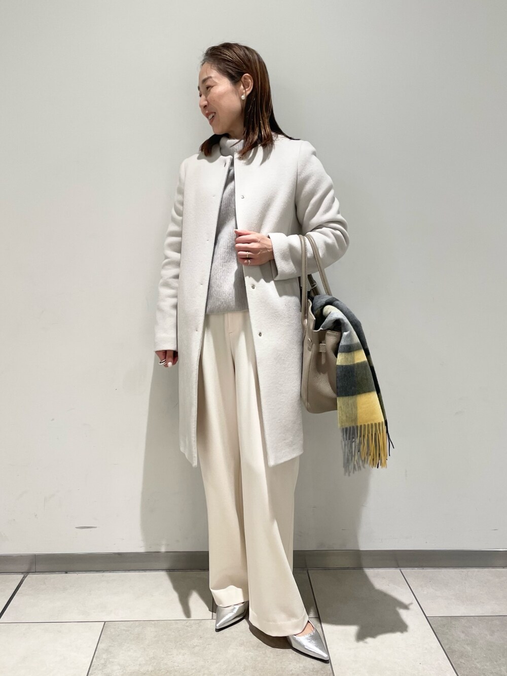 「ワイドパンツ、ホワイトコーデ、ワントーンコーデ、コート、ふわふわニット、ヘアリーニット、ニット、ハイネック、A4バッグ、トートバッグ、お仕事コーデ、きれいめカジュアル、キレイめ、きれいめコーディネート、お出かけコーデ」|「NOLLEY’Sのへアリー片畦ハイネックプルオーバーニット(ニット/セーター、ベージュ系)」を使った、ISHIDAさん(レディース・158cm)の秋コーディネートの4枚目の写真