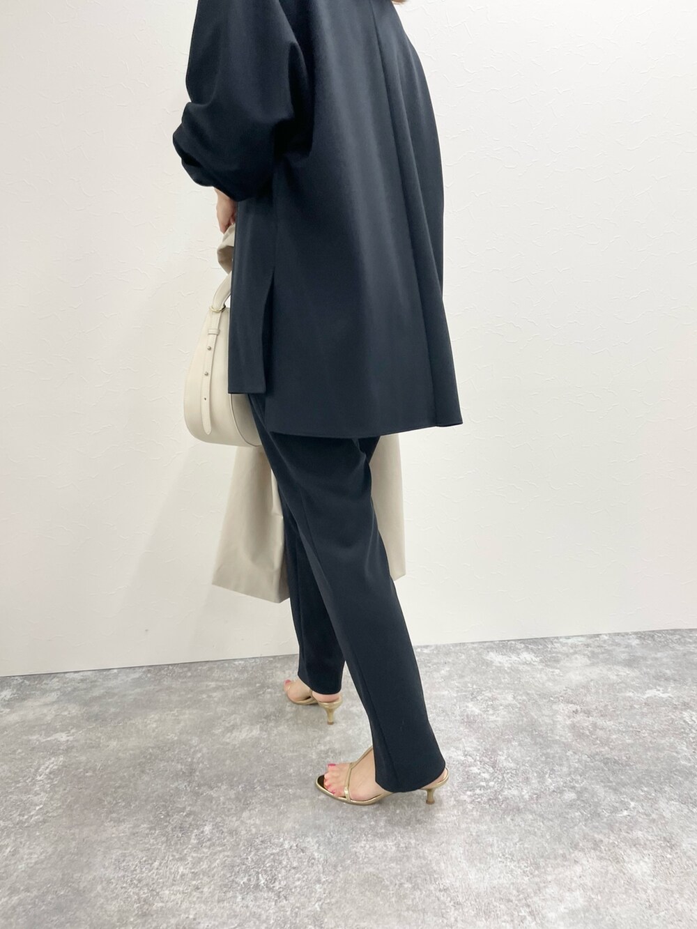「お出かけコーデ、シンプルコーデ、卒業式、卒園式、ママコーデ、ママファッション、40代ファッション、セットアップ、スリットパンツ、チュニック、春コーデ、春アウター、トレンチコート、春色、ネイビー」｜「NOLLEY’Sの《セットアップ対応》ウォッシャブルカットジョーゼットVネックドルマンブラウス（シャツ/ブラウス、ブルー系）」を使った、ISHIDAさん（レディース・158cm）の冬コーディネートの6枚目の写真