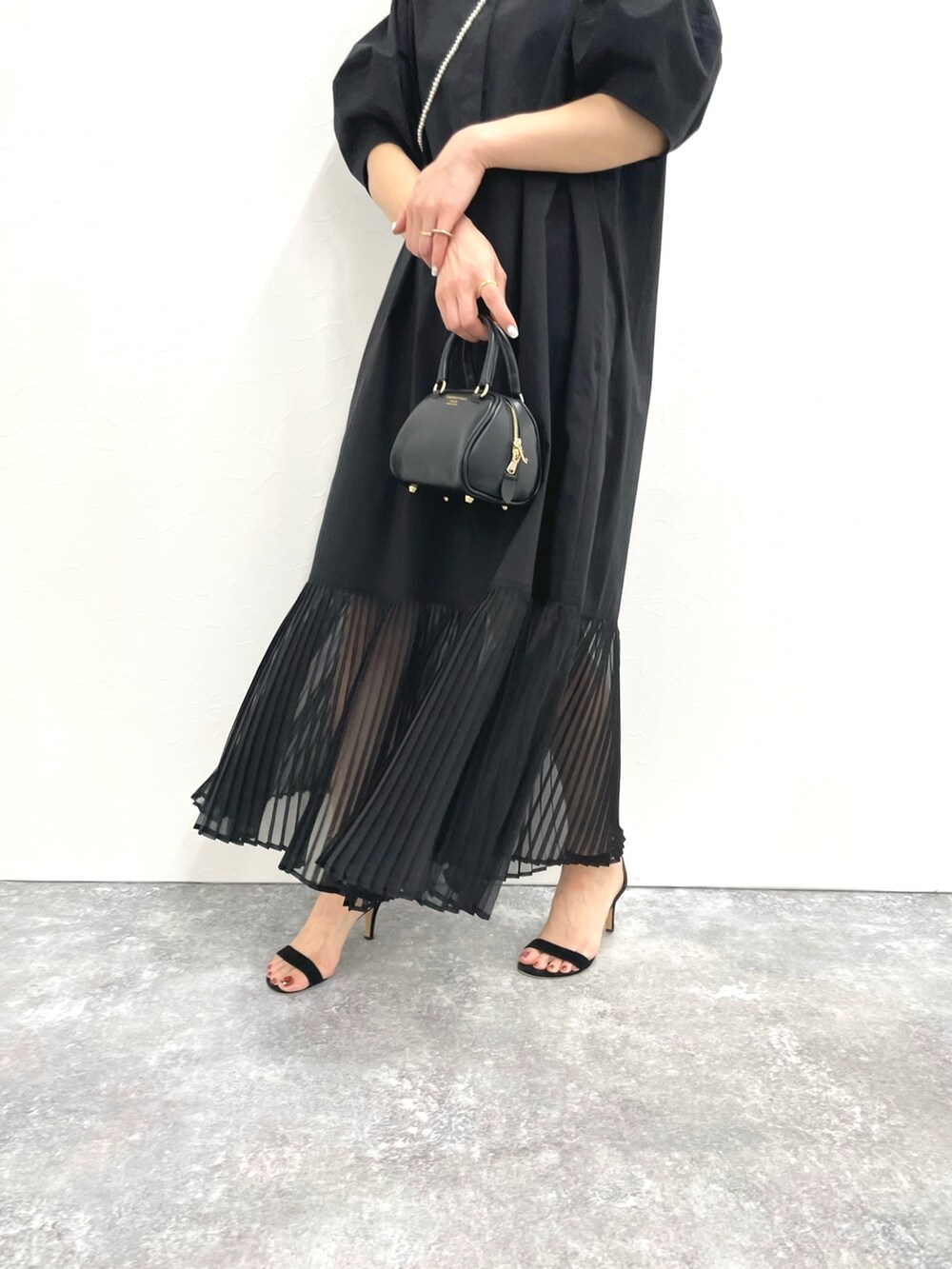 「シャツワンピ、ワンピース、ブラックコーデ、結婚式 ワンピース、結婚式、シンプルコーデ、モード、キレイめ、きれいめコーディネート、大人女子、夏コーデ、お洒落さんとつながりたい、シンプル」｜「NOLLEY’Sの【CHRISTIAN VILLA/クリスチャンヴィラ】ミニボストンバッグ（ボストンバッグ、ブラック系）」を使った、ISHIDAさん（レディース・158cm）の春コーディネートの7枚目の写真