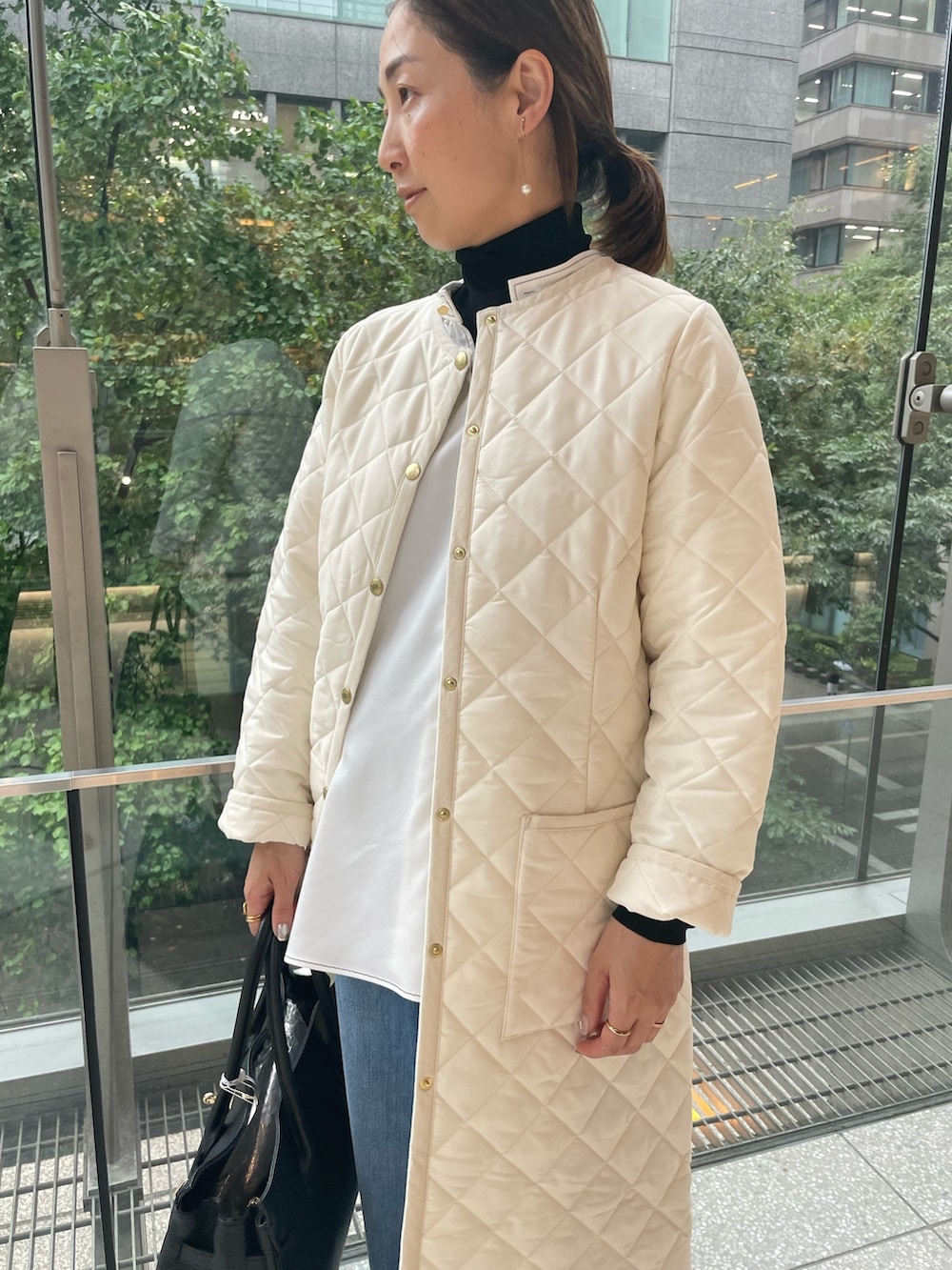 「Traditional Weatherwear、キルティング、キルティングコート、中綿ジャケット、白コート、きれいめカジュアル、デニム、シャツスタイル、秋コーデ、お出かけコーデ、シンプルコーデ、リボンブラウス、デニムコーデ」｜「NOLLEY’Sの【TRADITIONAL WEATHERWEAR/トラディショナル ウェザーウェア】ARKLEY LONG（その他アウター、ホワイト系）」を使った、ISHIDAさん（レディース・158cm）の秋コーディネートの5枚目の写真