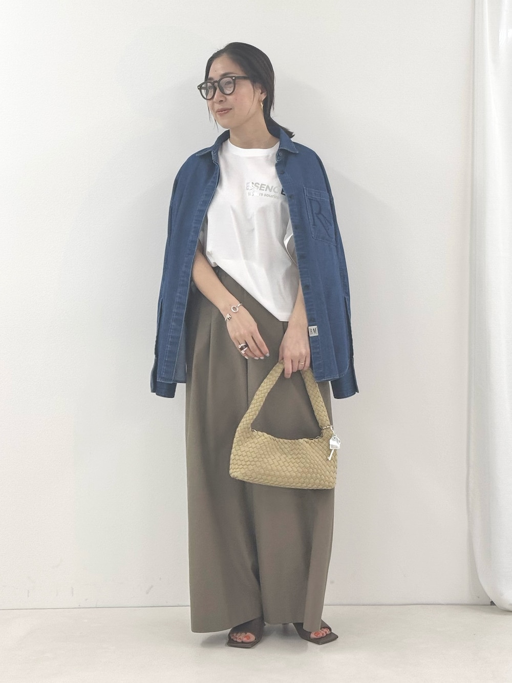 グリーン系のその他パンツ、ブルー系のシャツ/ブラウス、ホワイト系のTシャツ/カットソーを着用したレディースの春コーディネートの3枚目の写真
