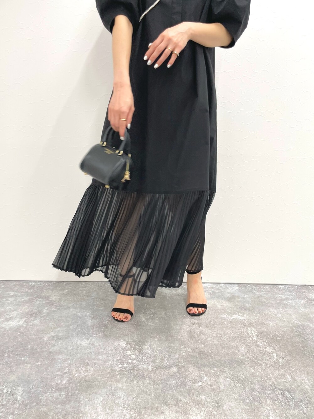 「シャツワンピ、ワンピース、ブラックコーデ、結婚式 ワンピース、結婚式、シンプルコーデ、モード、キレイめ、きれいめコーディネート、大人女子、夏コーデ、お洒落さんとつながりたい、シンプル」｜「NOLLEY’Sの【CHRISTIAN VILLA/クリスチャンヴィラ】ミニボストンバッグ（ボストンバッグ、ブラック系）」を使った、ISHIDAさん（レディース・158cm）の春コーディネートの6枚目の写真