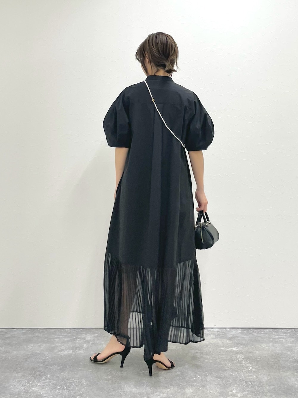 「シャツワンピ、ワンピース、ブラックコーデ、結婚式 ワンピース、結婚式、シンプルコーデ、モード、キレイめ、きれいめコーディネート、大人女子、夏コーデ、お洒落さんとつながりたい、シンプル」｜「NOLLEY’Sの【CHRISTIAN VILLA/クリスチャンヴィラ】ミニボストンバッグ（ボストンバッグ、ブラック系）」を使った、ISHIDAさん（レディース・158cm）の春コーディネートの2枚目の写真