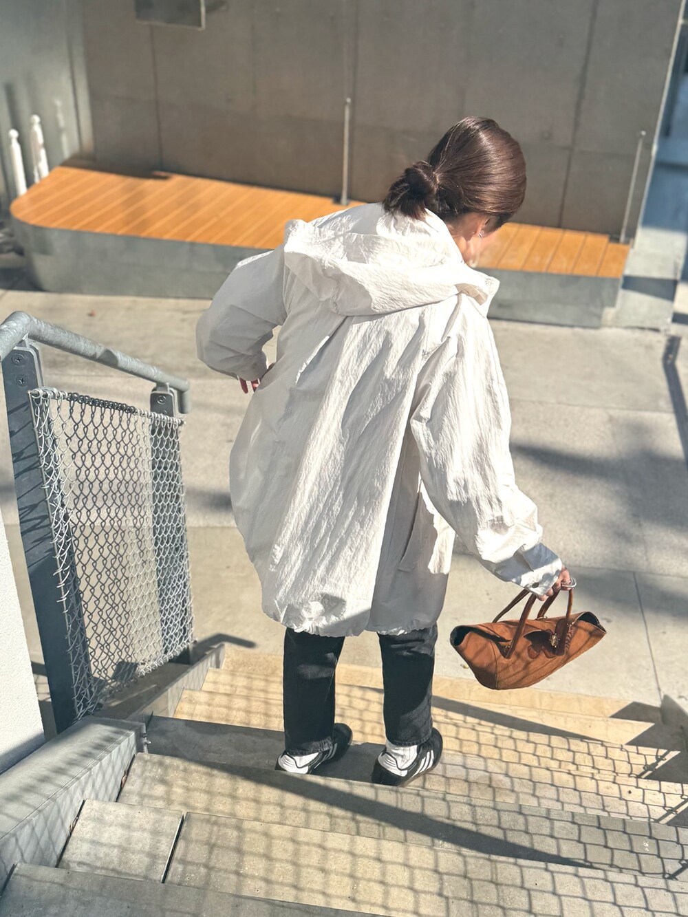 「春色、今日のコーデ、春服コーデ、大人コーデ、おでかけコーデ、ブラックコーデ、モノトーン、骨格ウェーブ、オトナ女子、ニットコーデ、マンパ、スニーカー、スニーカーコーデ、スニーカー女子、スニーカー×靴下」｜「AULENTTIの【AULENTTI/ オーレンティ】舟型トートバッグ（トートバッグ、イエロー系）」を使った、ISHIDAさん（レディース・158cm）の春コーディネートの7枚目の写真