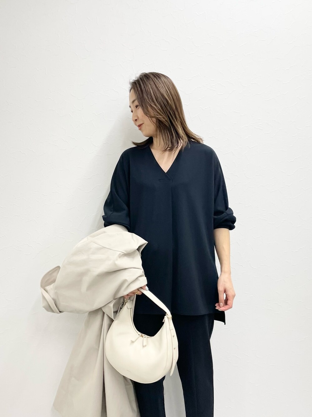 「お出かけコーデ、シンプルコーデ、卒業式、卒園式、ママコーデ、ママファッション、40代ファッション、セットアップ、スリットパンツ、チュニック、春コーデ、春アウター、トレンチコート、春色、ネイビー」｜「NOLLEY’Sの《セットアップ対応》ウォッシャブルカットジョーゼットVネックドルマンブラウス（シャツ/ブラウス、ブルー系）」を使った、ISHIDAさん（レディース・158cm）の冬コーディネートの5枚目の写真