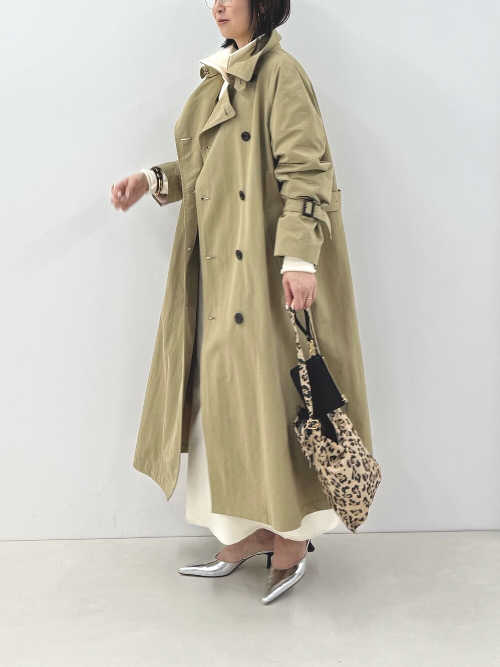 ホワイト系のワンピース、その他のエコバッグ/サブバッグ、その他のエコバッグ/サブバッグを着用したレディースの冬コーディネートの3枚目の写真