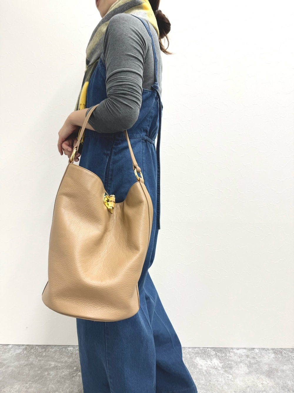 「ロンT、Tシャツ、グレー、オールインワン、サロペット、デニムコーデ、デニムサロペット、チェック柄、ストールコーデ、ストール、テーマパークコーデ、大人かわいい、ゆるコーデ、リラックススタイル」｜「Rie Millerの【RM denim】デニムオールインワン（つなぎ/オールインワン、ブルー系）」を使った、ISHIDAさん（レディース・158cm）の秋コーディネートの5枚目の写真