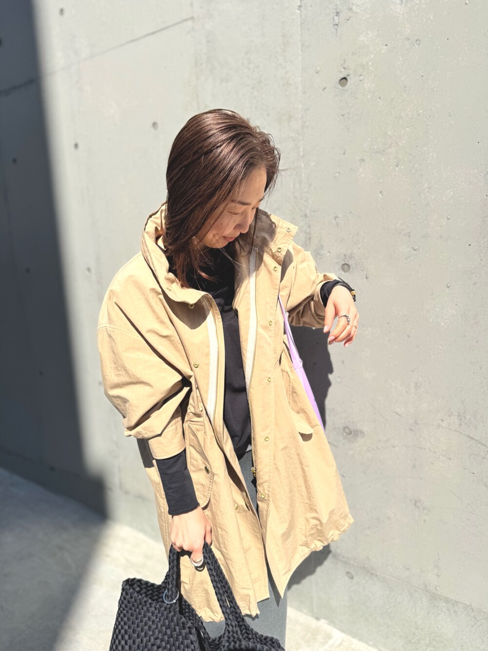 「今日のコーデ、春服コーデ、大人コーデ、おでかけコーデ、レイヤードコーデ、ゆるコーデ、モノトーン、ジャケット/アウター、オトナ女子、スウェット、スウェットコーデ、タイトスカート」｜「NOLLEY’SのメッシュトートバッグM【MD 二見☆別注カラーあり】（トートバッグ、ブラック系）」を使った、ISHIDAさん（レディース・158cm）の春コーディネートの4枚目の写真