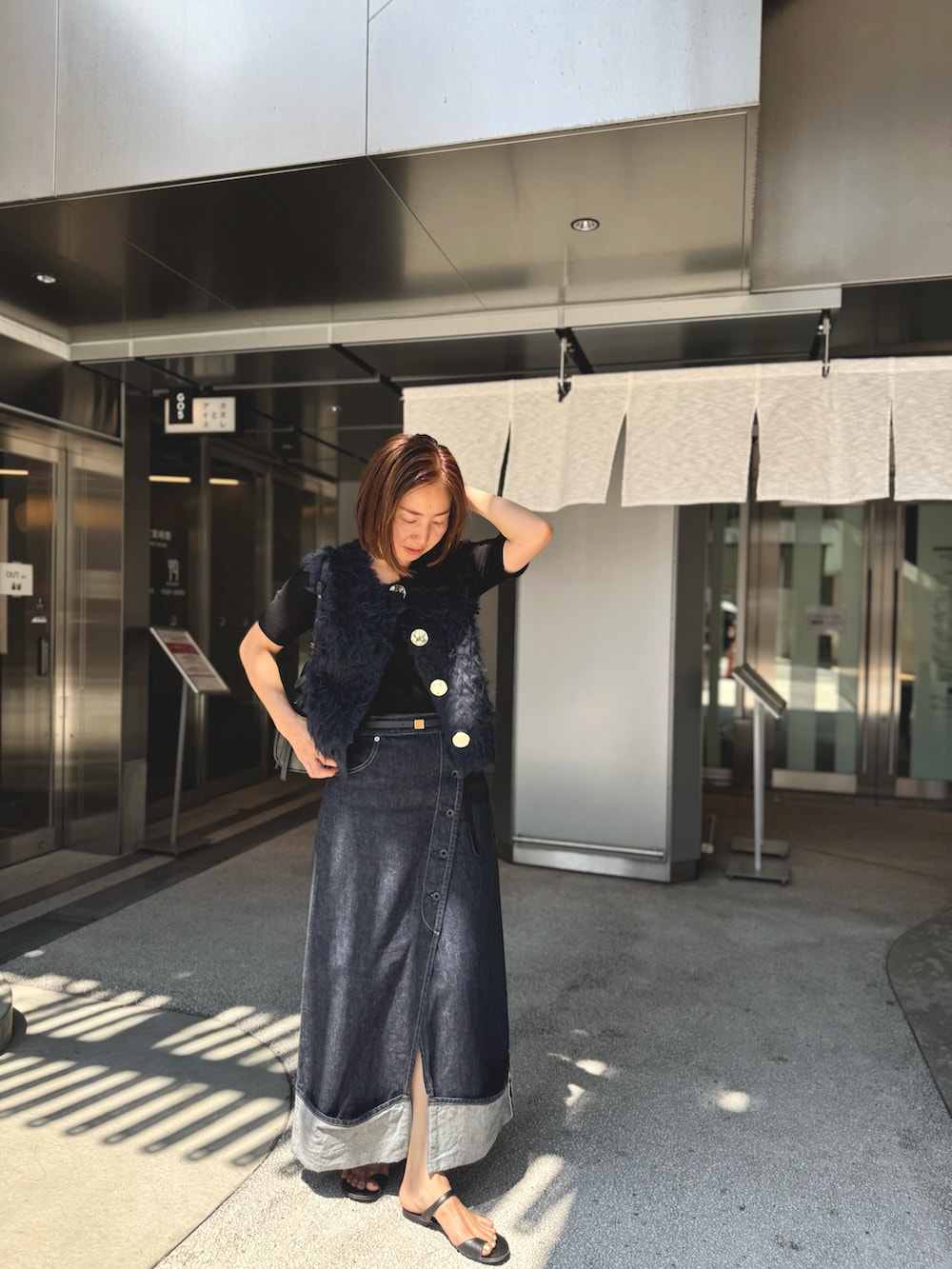 「着こなしのちょこっとテク、休日スタイル、デニム、おでかけコーデ、オトナカジュアル、オトナ女子、大人かわいい、今日のコーデ、大人コーデ、150cm台コーデ、小物で作る初秋コーデ、今から使える秋の先取りコーデ、ベスト、ベストコーデ、ベストスタイル」｜「NOLLEY’Sの【LEFIJE/レフィエ】スクエアバックルベルト（ベルト、ブラック系）」を使った、ISHIDAさん（骨格ウェーブ・レディース・158cm）の夏コーディネートの7枚目の写真