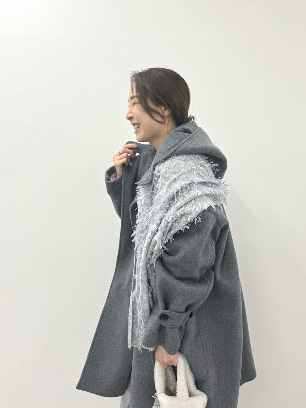 「ダッフルコート、ダッフル、グレーコーデ、グレー、ネイビーコーデ、ワイドパンツ、冬アウター、ロングコート、ショルダーバッグ、今日のコーデ、おしゃれさんと繋がりたい、フリンジ、ストール、ストールコーデ、フリンジストール」|「NOLLEY’Sのフリンジストール(ストール/ショール、グレー系)」を使った、ISHIDAさん(レディース・158cm)の秋コーディネートの7枚目の写真