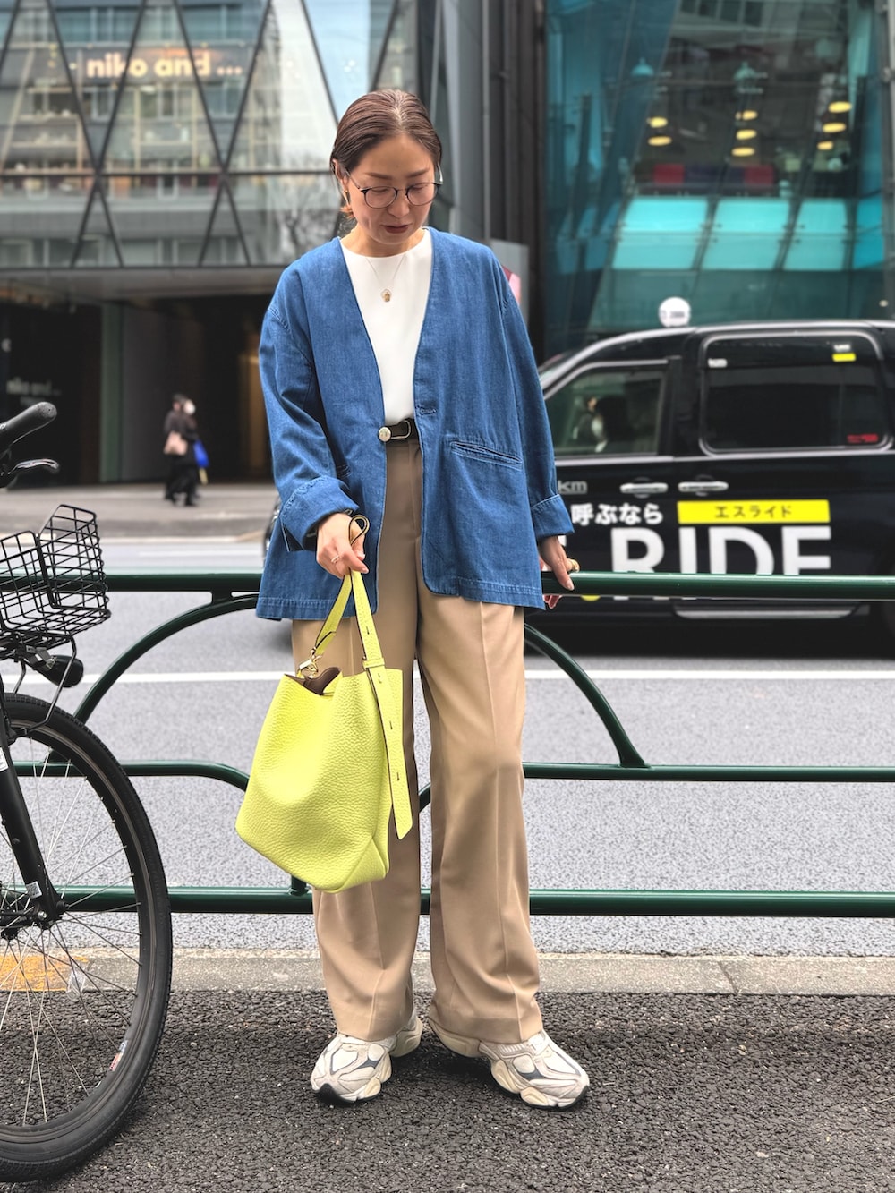 「春コーデ、シンプルスタイル、ゆるコーデ、大人女子、春先取り、デニムコーデ、お仕事コーデ」|「LORISTELLAのアシメワンハンドルバッグmade in Italy(ショルダーバッグ、イエロー系)」を使った、ISHIDAさん(レディース・158cm)の春コーディネートの2枚目の写真