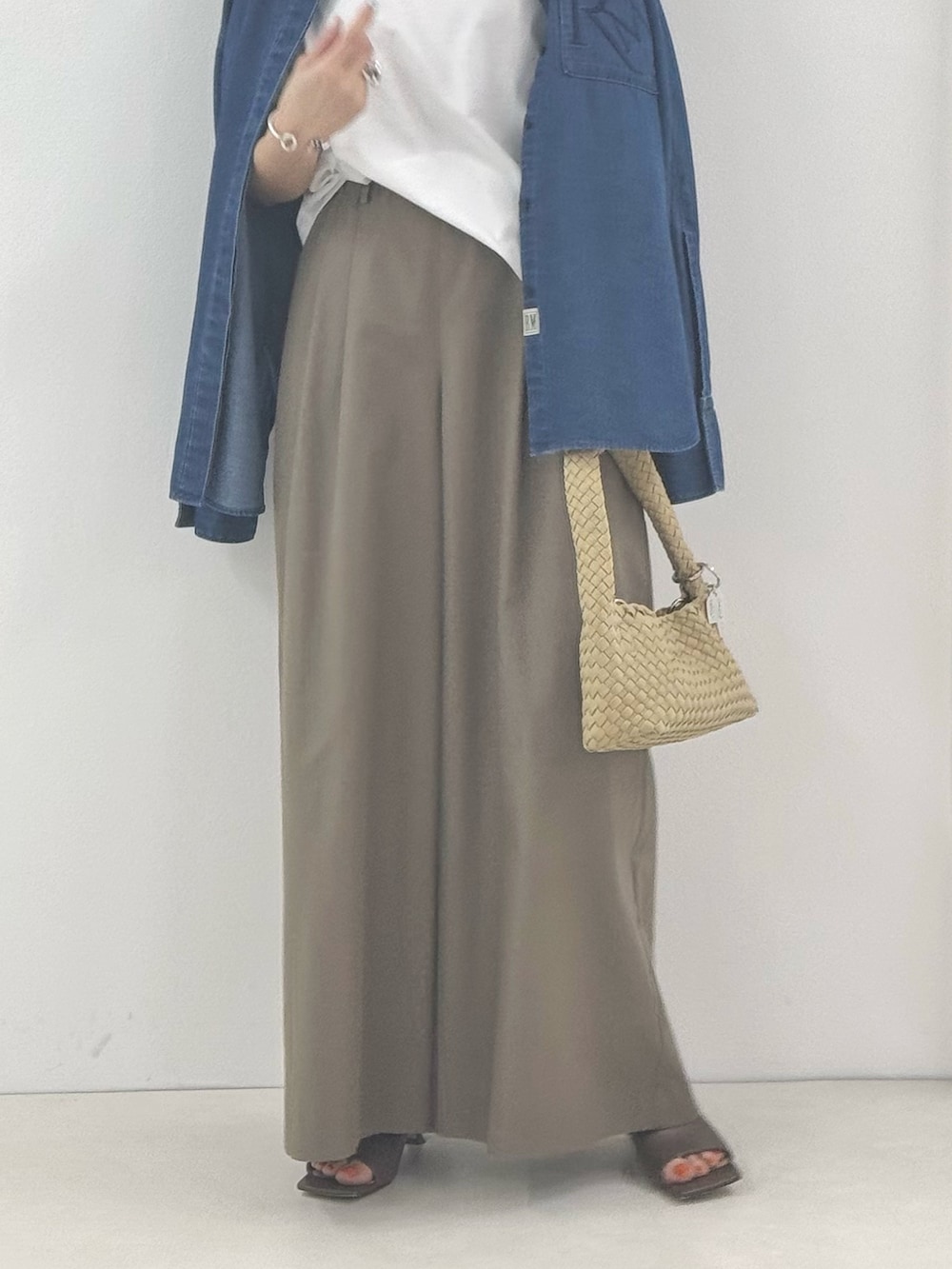 グリーン系のその他パンツ、ブルー系のシャツ/ブラウス、ホワイト系のTシャツ/カットソーを着用したレディースの春コーディネートの6枚目の写真