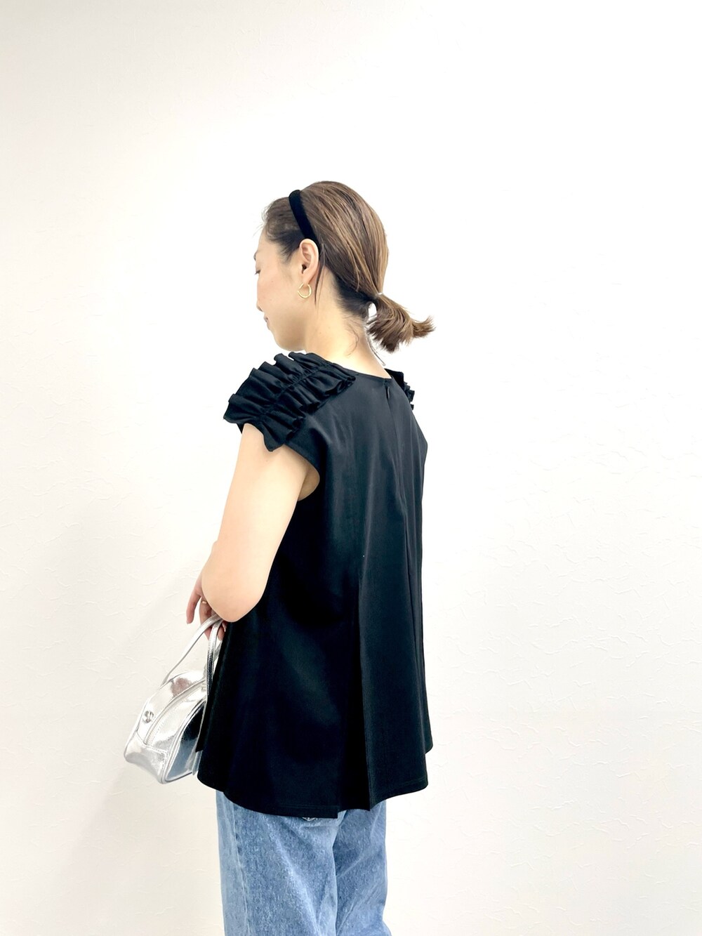 「フリルトップス、肩フリル、ノースリーブ、デニム、デニムコーデ、ootd、スポーツサンダル、ママコーデ、モノトーン、夏コーデ、休日スタイル、シルバーバッグ」｜「NOLLEY’Sのショルダータックフリルプルオーバーカットソー（Tシャツ/カットソー、ブラック系）」を使った、ISHIDAさん（レディース・158cm）の夏コーディネートの7枚目の写真