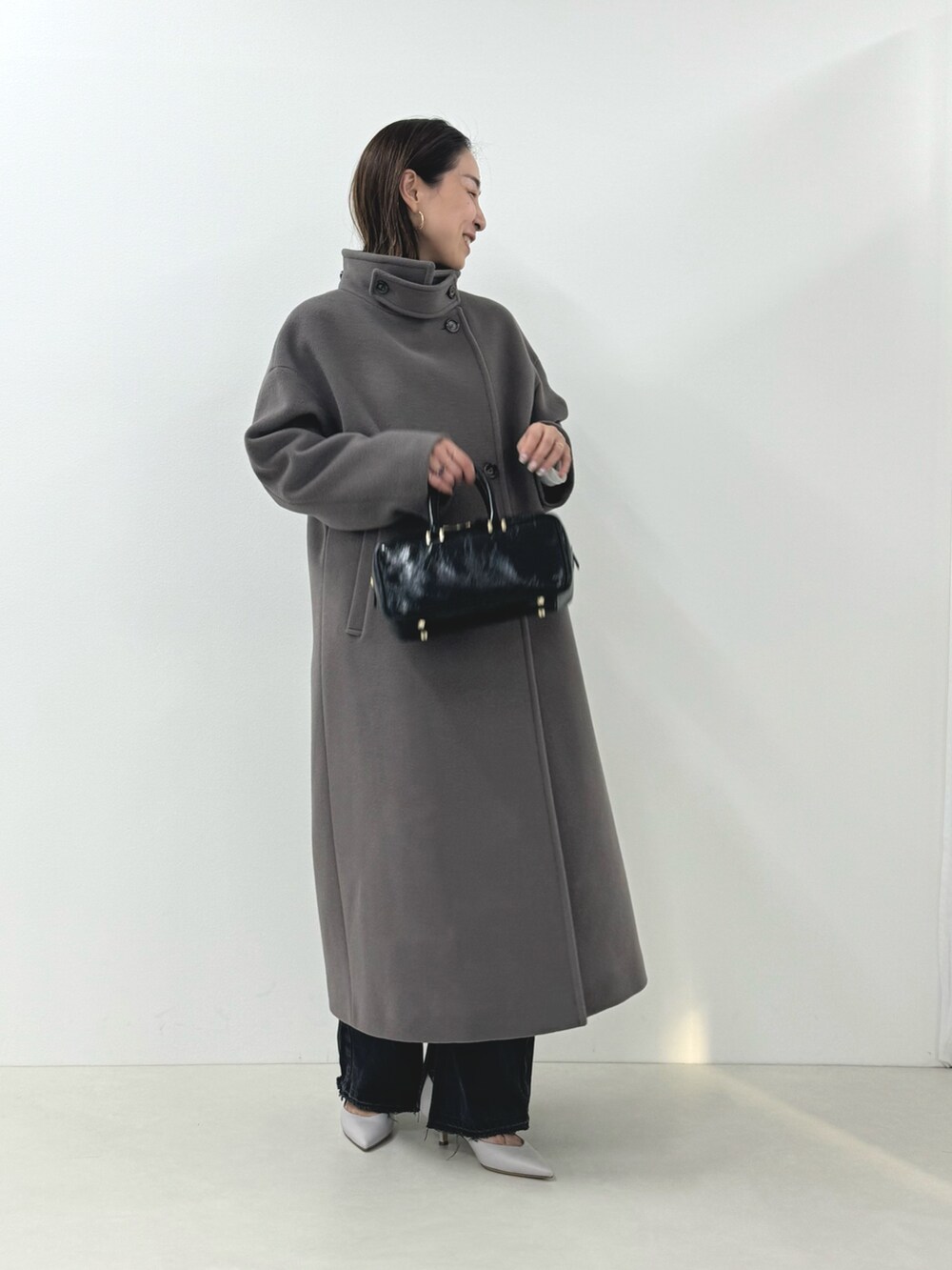「ベスト、ニットジレ、ジレ、タンクトップ、ニットキャミソール、デニム、スリットパンツ、グレーデニム、スタンドカラー、スタンドカラーコート、ロングコート、グレーコーデ、冬アウター、最近のいい感じコーデ、きれいめカジュアル」|「Rie Millerの【RM denim】スリットフレアハイウエストデニム(デニムパンツ、グレー系)」を使った、ISHIDAさん(レディース・158cm)の秋コーディネートの7枚目の写真
