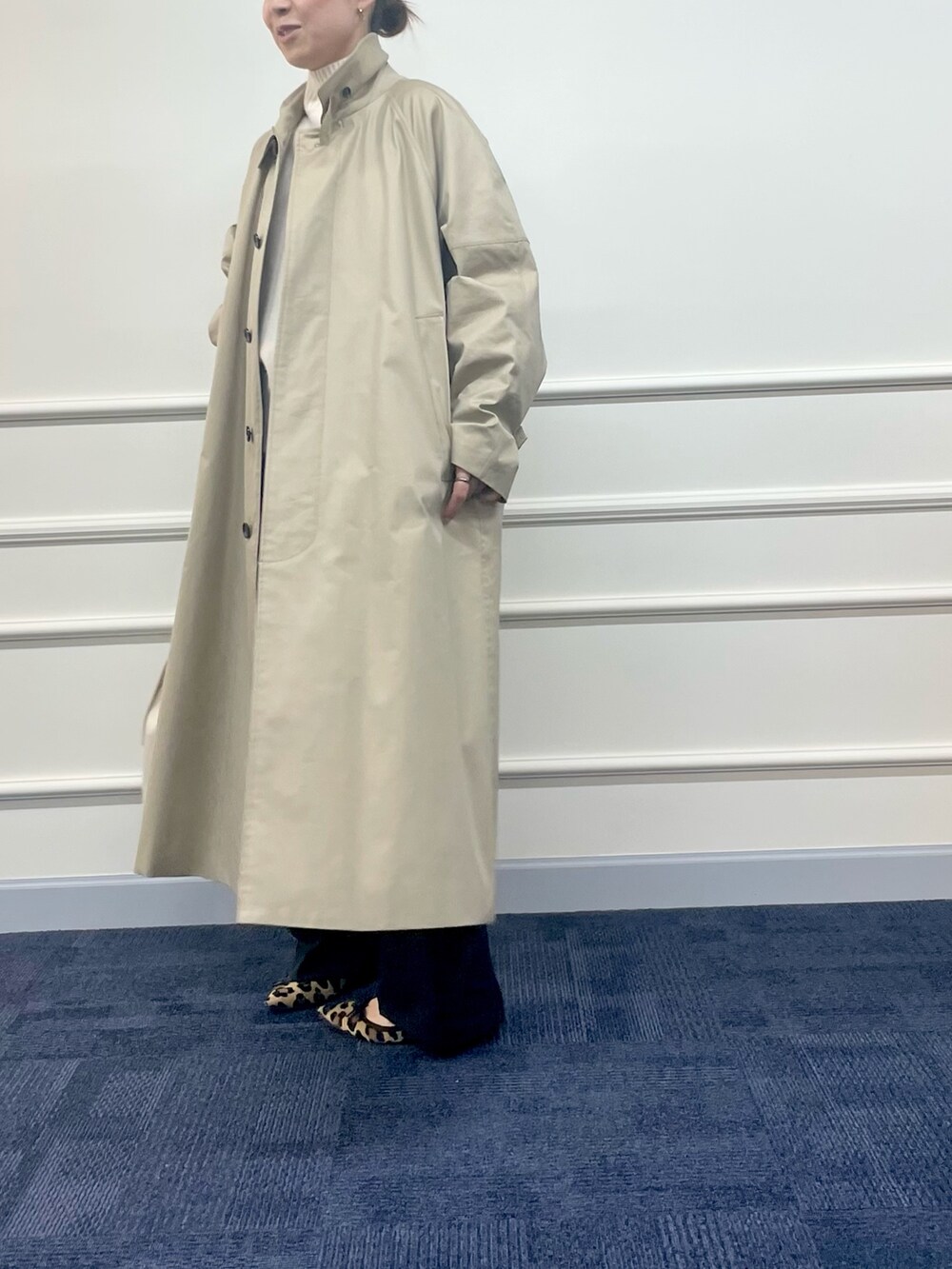 「music、ハイネック、ハイネックニット、ニット、トレンチコート、トレンチ、バルマカーンコート、オトナカジュアル、レオパード、ワイドパンツ、シンプルコーデ、休日スタイル、大人コーデ」｜「NOLLEY’SのNMPバルマカンコート（その他アウター、ベージュ系）」を使った、ISHIDAさん（レディース・158cm）の秋コーディネートの3枚目の写真