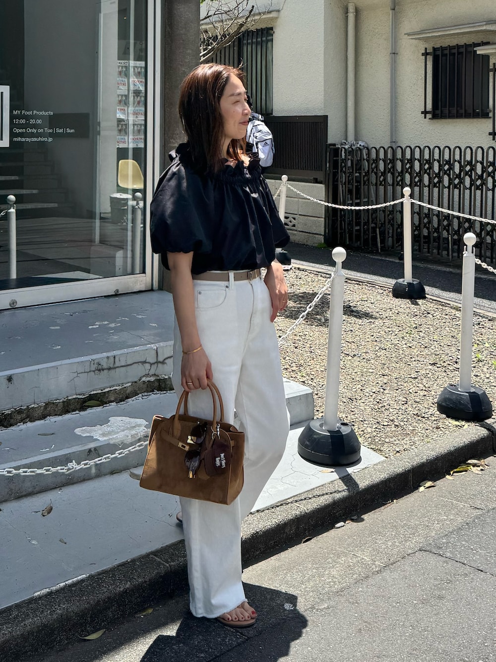 ブラック系のシャツ/ブラウス、ホワイト系のデニムパンツ、イエロー系のトートバッグを着用したレディースの夏コーディネートの8枚目の写真
