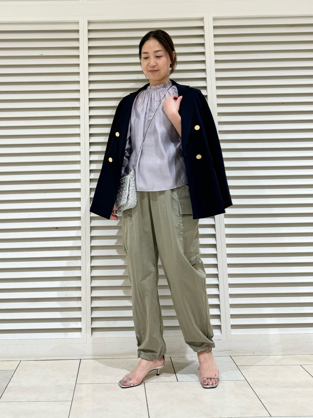 「お出かけコーデ、ジャケットスタイル、ジャケット、紺ブレ、カーゴパンツ、綺麗めコーデ、きれいめカジュアル、春コーデ、春のNewスタイル、大人カジュアル、パンツスタイル、シア―ブラウス、ラベンダー」｜「NOLLEY’Sの【WEB限定サイズあり】ハイデンクロスカーブカーゴパンツ（その他パンツ、グリーン系）」を使った、ISHIDAさん（レディース・158cm）の春コーディネートの4枚目の写真