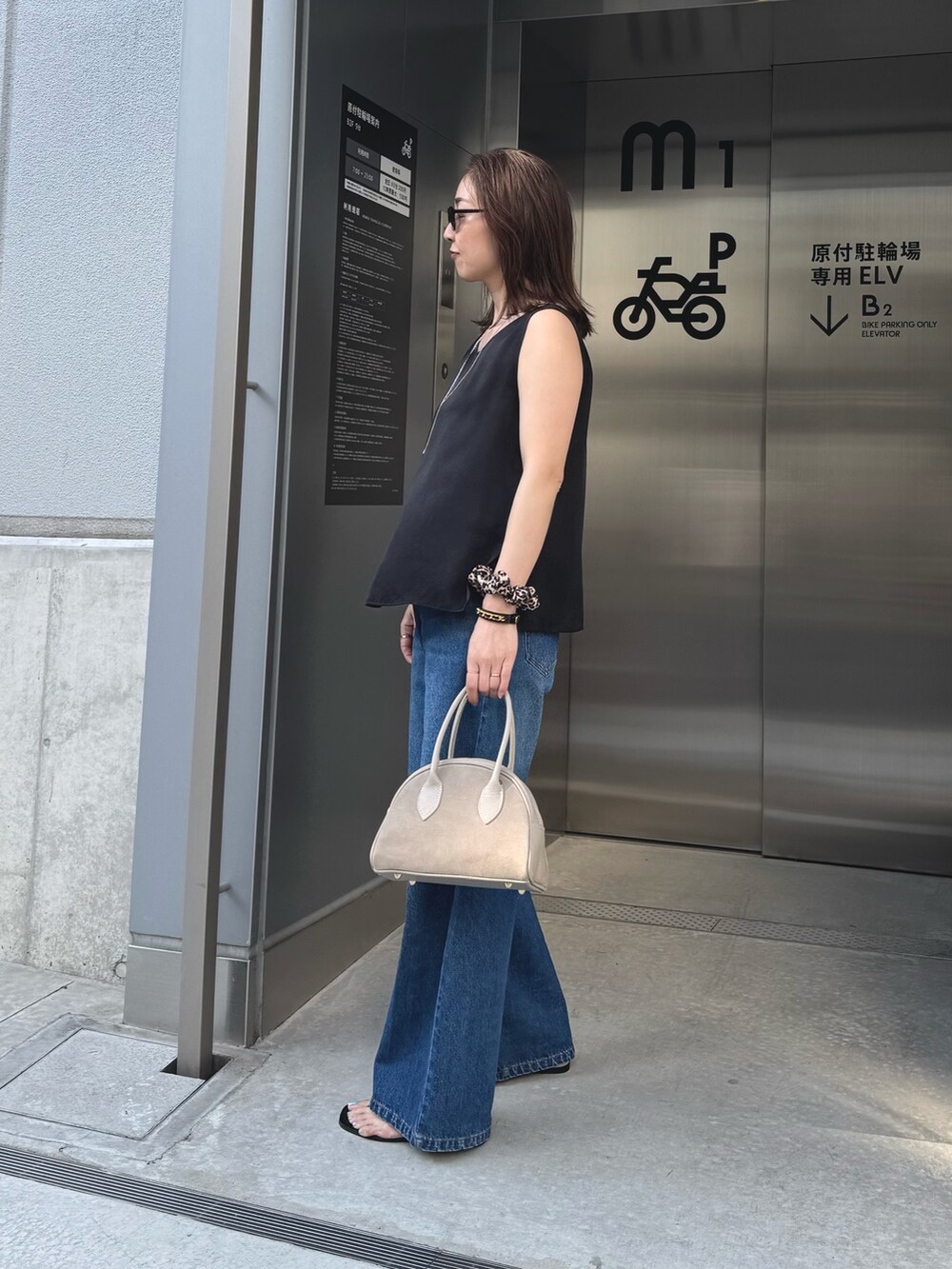 「ショルダーバッグ、ワイドパンツ、サングラス、サンダル、シンプルコーデ、韓国ファッション、きれいめカジュアル、休日スタイル、デニム」｜「NOLLEY’Sの《セットアップ対応》フィブリルサテン2WAYノースリーブブラウス（シャツ/ブラウス、ブラック系）」を使った、ISHIDAさん（レディース・158cm）の春コーディネートの4枚目の写真