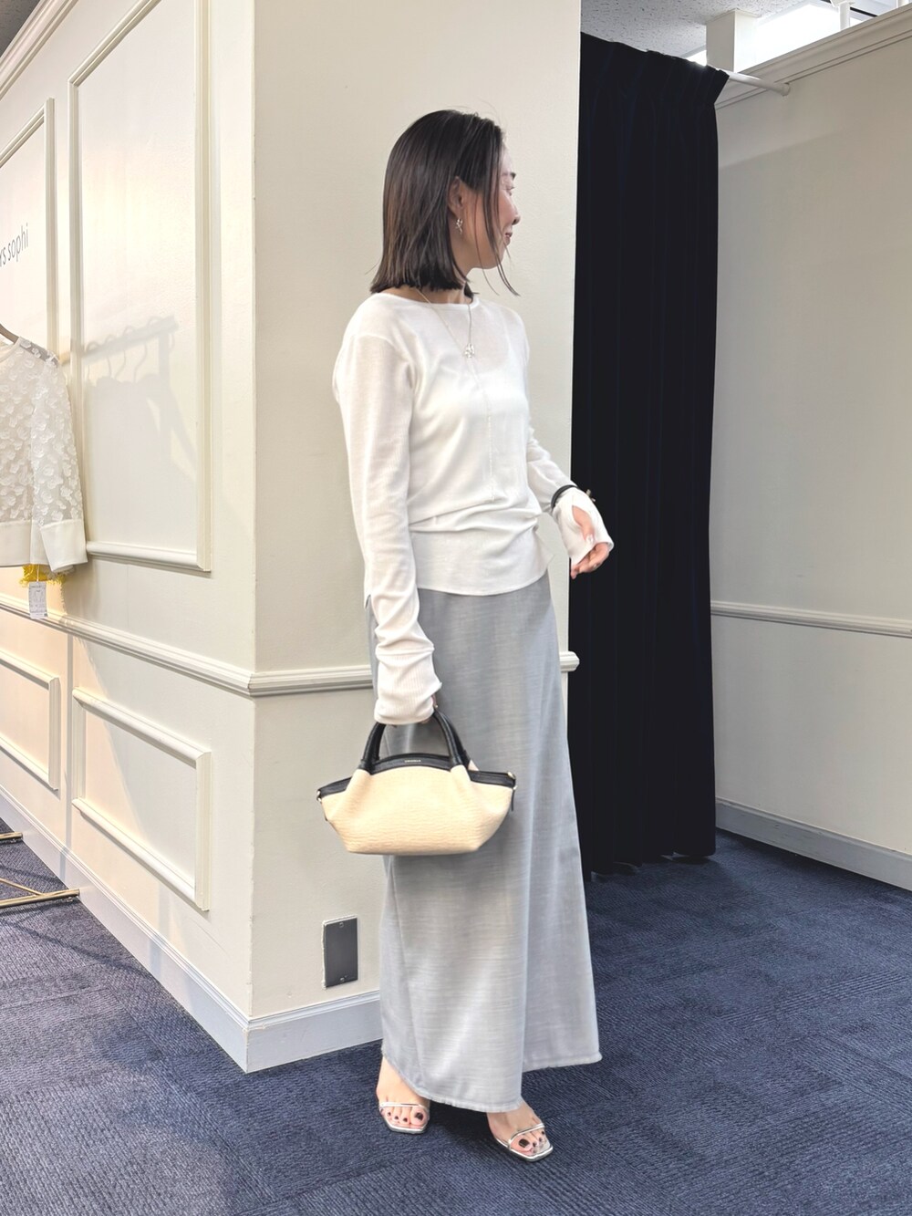「ヘンリー、ヘンリーネック、レイヤードスタイル、タイトスカート、春、春コーデ、春夏コーデ、春色、春服、ブレス、アクセサリー、リング、リング重ね付け」｜「NOLLEY’Sの【grace grace/グラスグラス】ムスビピアス（ピアス（両耳用）、シルバー系）」を使った、ISHIDAさん（レディース・158cm）の冬コーディネートの7枚目の写真