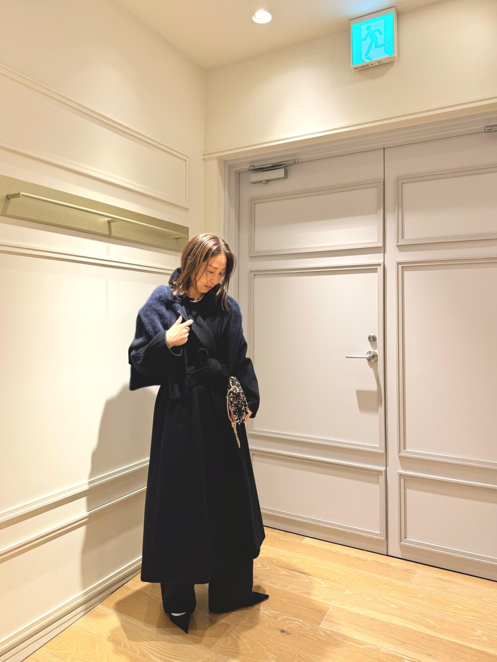 「ロングコート、冬アウター、最近のいい感じコーデ、クリスマスコーデ、クリスマスに着たい服、オトナカジュアル、お出かけコーデ、オトナ女子、キラキラバッグ、ショルダーバッグ」｜「NOLLEY’S Sophiのアンゴラロングベルテッドコート 24AW（その他アウター、ブルー系）」を使った、ISHIDAさん（レディース・158cm）の秋コーディネートの2枚目の写真