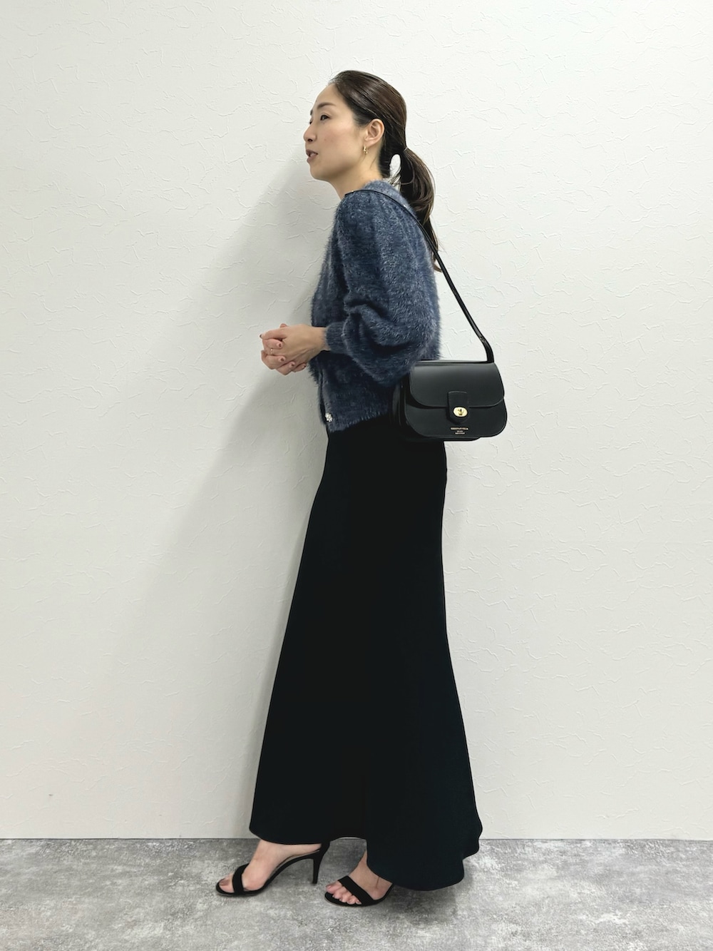 「スカート、マキシスカート、ナロースカート、ロングスカート、カーディガンコーデ、ふわふわ、ふわふわカーディガン、ootd、韓国ファッション、オトナカワイイ、オトナカジュアル、シンプル、ゆるコーデ、休日スタイル、きれいめカジュアル」｜「NOLLEY’Sの《手洗い可能》ナイロンフェザーカーディガン（カーディガン/ボレロ、ブルー系）」を使った、ISHIDAさん（レディース・158cm）の秋コーディネートの2枚目の写真