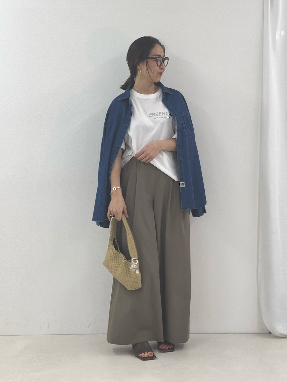 グリーン系のその他パンツ、ブルー系のシャツ/ブラウス、ホワイト系のTシャツ/カットソーを着用したレディースの春コーディネートの2枚目の写真