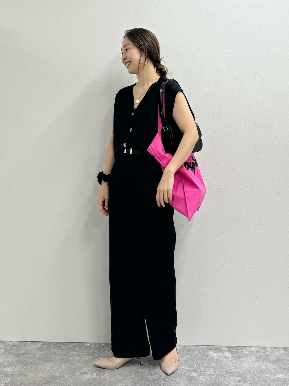 「ニットベスト、ニットジレ、ジレ、ベストコーデ、ワントーンコーデ、サブバッグ、エコバッグ、ロゴバッグ、ブラックコーデ、まとめ髪、ママコーデ、40代ファッション、クリスチャンヴィラ、ワイドパンツ」｜「NOLLEY’S Sophiのアイテム（パンツ、ブルー系）」を使った、ISHIDAさん（レディース・158cm）の夏コーディネートの5枚目の写真