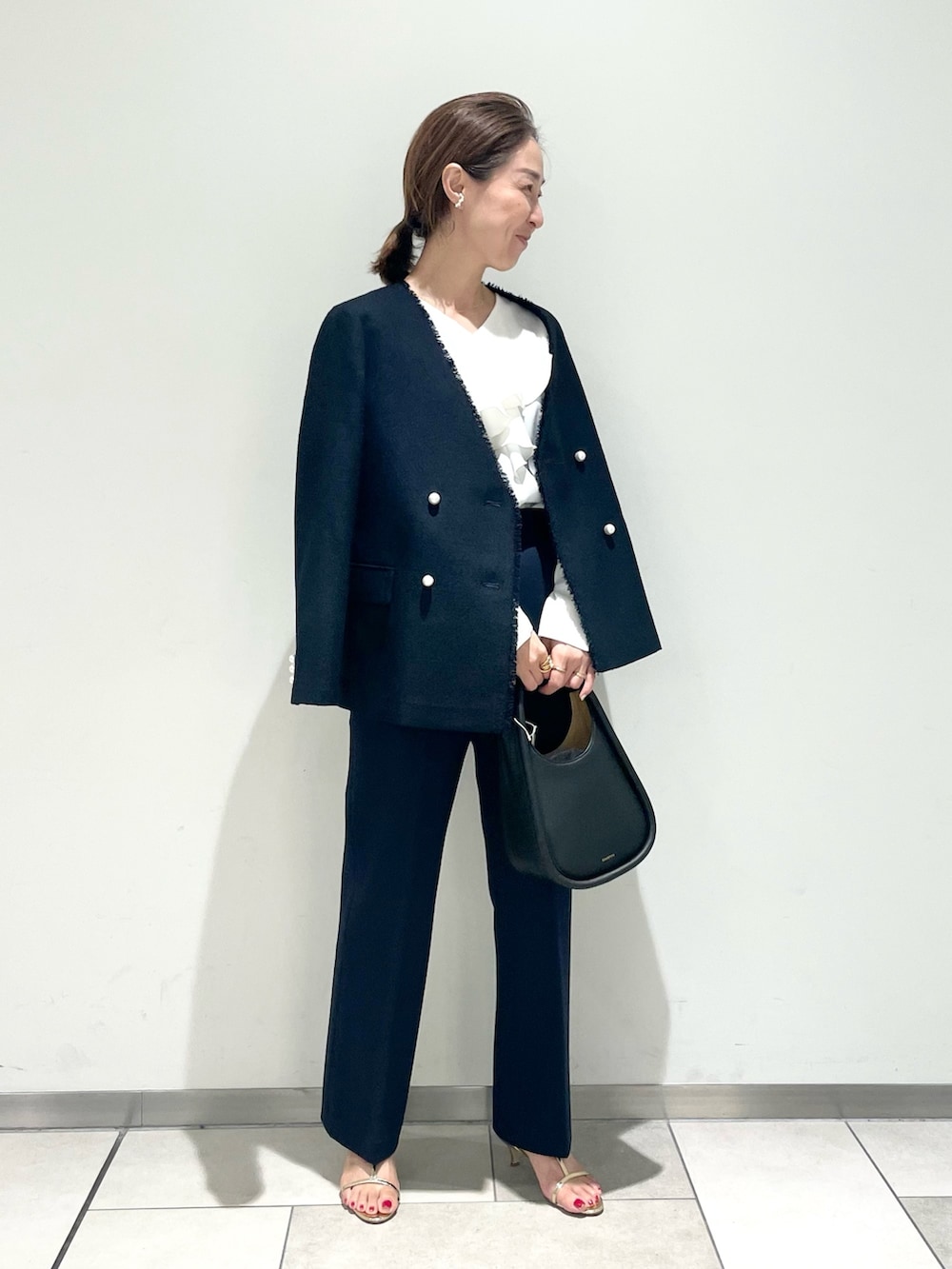 「お仕事コーデ、ママコーデ、学校行事、七五三、保護者会、入学式、卒業式、きちんとスタイル、ジャケット、ジャケットスタイル、パールボタン、ネイビー、紺ブレ」｜「NOLLEY’Sのウォッシャブルパール釦ツイードライクVネックジャケット（ノーカラージャケット、ブルー系）」を使った、ISHIDAさん（レディース・158cm）の秋コーディネートの2枚目の写真