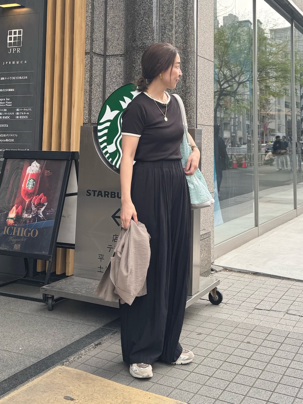 「ワイドパンツ、春夏コーデ、シンプルコーデ、きれいめカジュアル、休日スタイル、スニーカー、トートバッグ、大人カジュアルコーデ、リラックススタイル、夏服、着回しコーデ、ワントーンコーデ、Tシャツコーデ、お洒落さんとつながりたい、マクウェル」|「NOLLEY’Sの【MAQWEL/マクウェル】リンガーリブ半袖Tシャツ(Tシャツ/カットソー、ブラック系)」を使った、ISHIDAさん(レディース・158cm)の春コーディネートの2枚目の写真