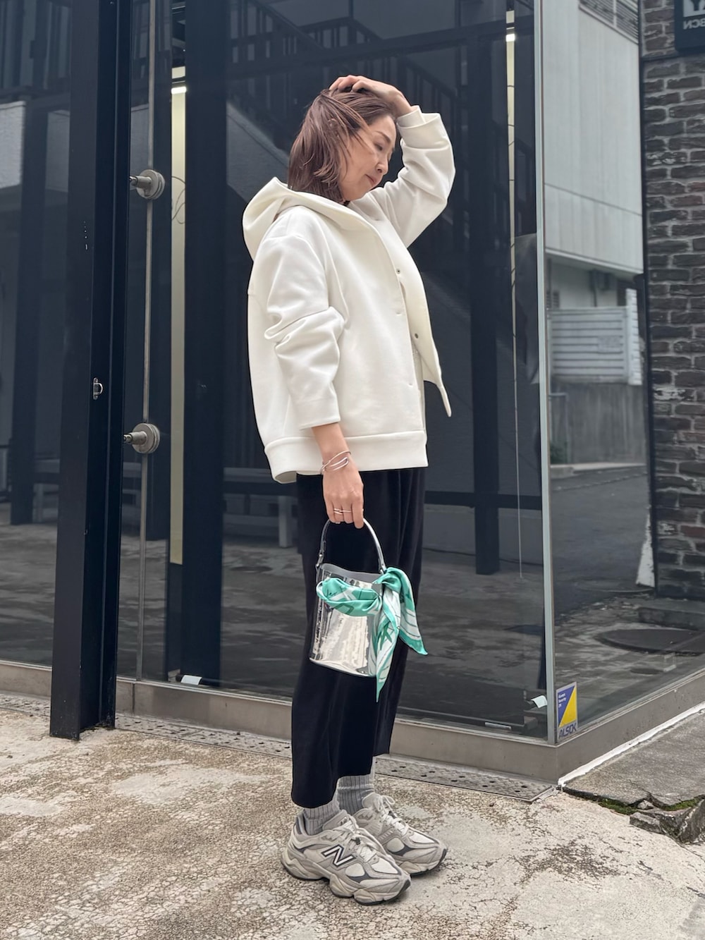 「春めき満開コーデ、レイヤードスタイル、スウェット、春コーデ、大人カジュアル、スカーフ、休日スタイル、スニーカー、お出かけコーデ、シンプルコーデ、スカートスタイル、オトナカジュアル、ラフコーデ、シンプルスタイル」｜「NOLLEY’Sのウォッシャブル エアボールフードブルゾン（ブルゾン、ホワイト系）」を使った、ISHIDAさん（レディース・158cm）の春コーディネートの3枚目の写真