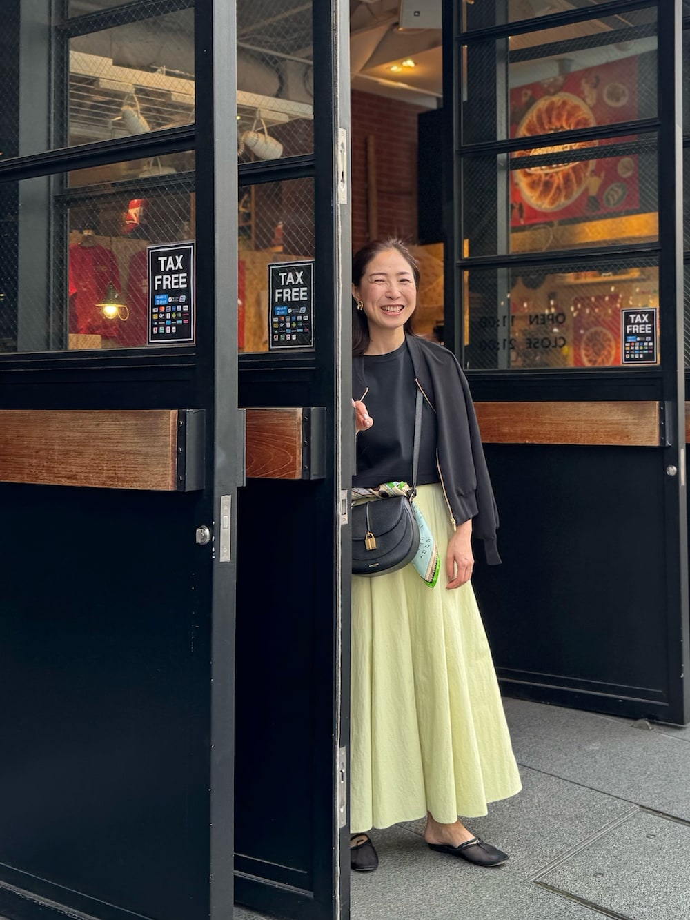 「スカートコーデ、スカート 、スカーフアレンジ、マニプリ、マニプリスカーフ、天然石、天然石リング、夏コーデ、夏服」|「NOLLEY’S Sophiのウェーブバレッタ(バレッタ/ヘアクリップ、ゴールド系)」を使った、ISHIDAさん(レディース・158cm)の夏コーディネートの7枚目の写真