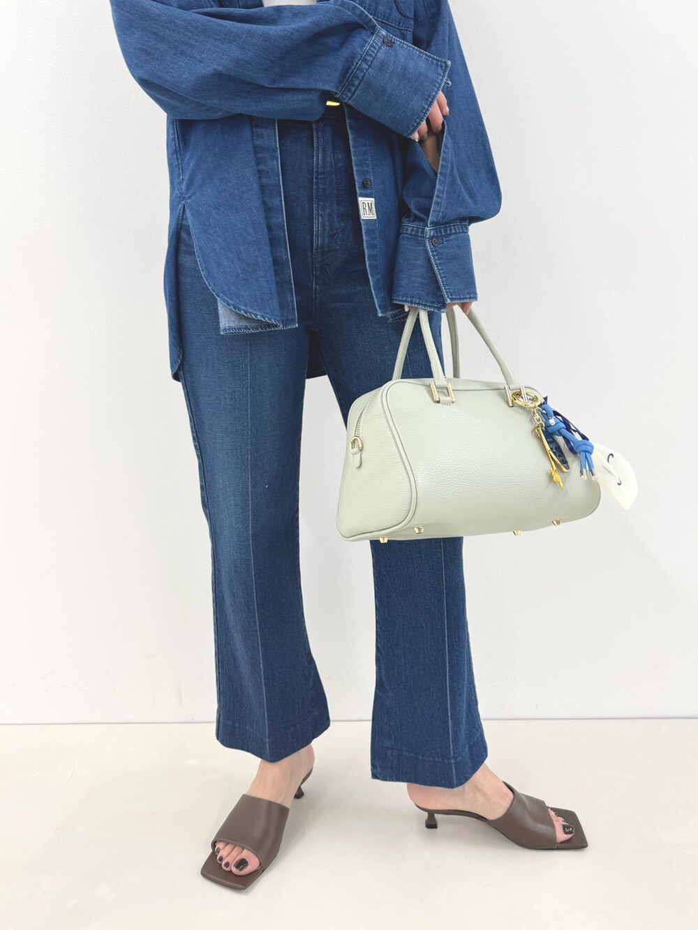 「デニムパンツ、デニム、デニムジャケット、デニムコーデ、デニムシャツ、デニムオンデニム、ボストンバッグ、ボストン」｜「NOLLEY’Sのダブルノットチャーム（チャーム、ブルー系）」を使った、ISHIDAさん（レディース・158cm）の春コーディネートの8枚目の写真