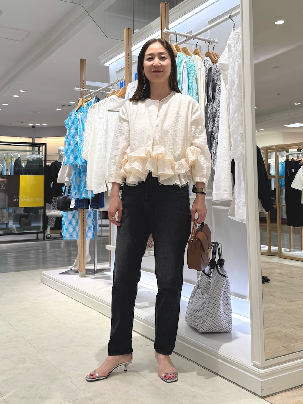 「モノトーン、きれいめカジュアル、シアートップス、夏コーデ、夏服コーデ、シンプルカジュアル、オトナカワイイ、キレイめカジュアル、大人女子、パンツコーデ、おしゃれさんと繋がりたい、オトナカジュアル、きれいめコーデ、大人ファッション、カジュアルスタイル」｜「Rie Millerの【RM denim】ハイウエストスリムテーパードデニム（デニムパンツ、ブラック系）」を使った、ISHIDAさん（レディース・158cm）の夏コーディネートの2枚目の写真