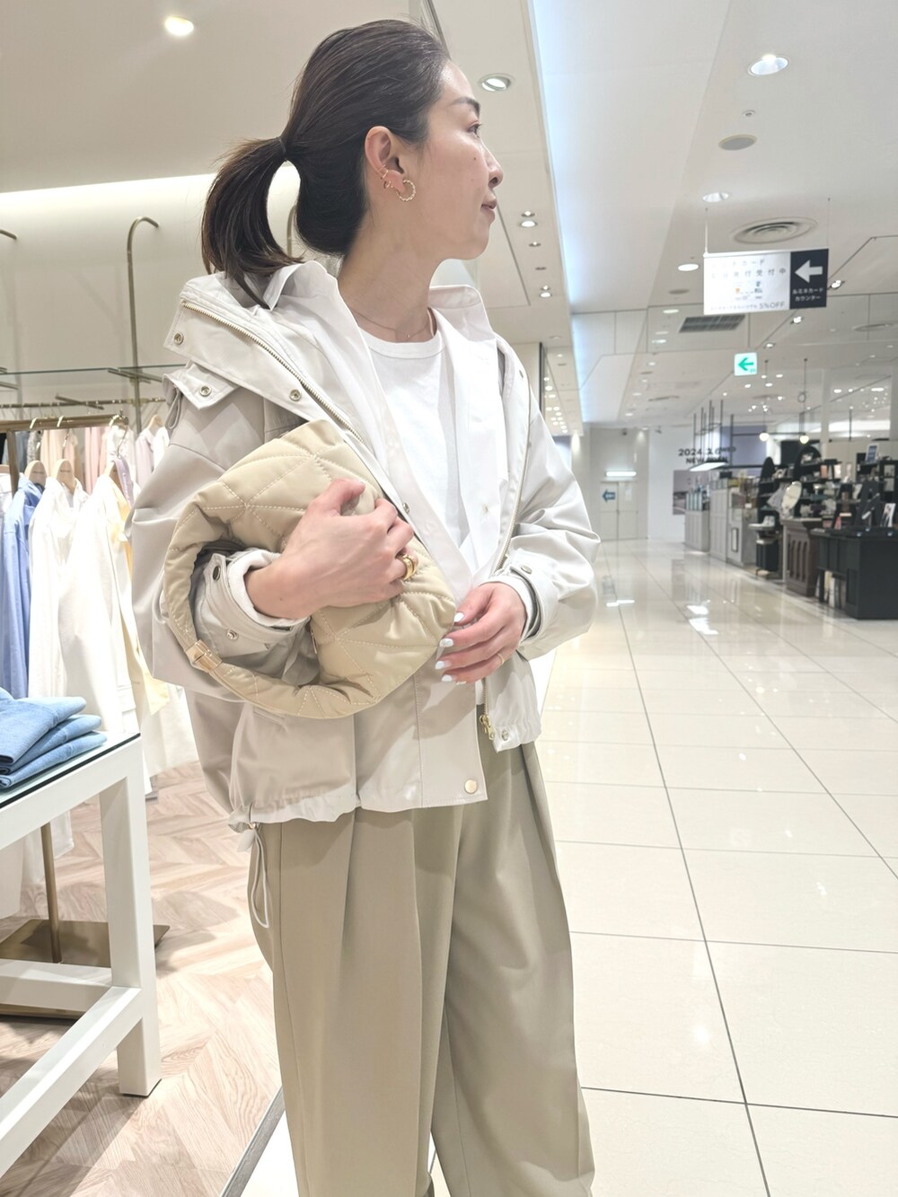 「リモンタ、マンパ、シャツスタイル、チノパン、ワイドパンツ、パンツスタイル、ロンT、春のおしゃ見えテクニック、春アウター、きれいめカジュアル、大人カジュアル、シンプルスタイル」|「NOLLEY’S Sophiのアイテム(イヤリング、ゴールド系)」を使った、ISHIDAさん(レディース・158cm)の春コーディネートの6枚目の写真