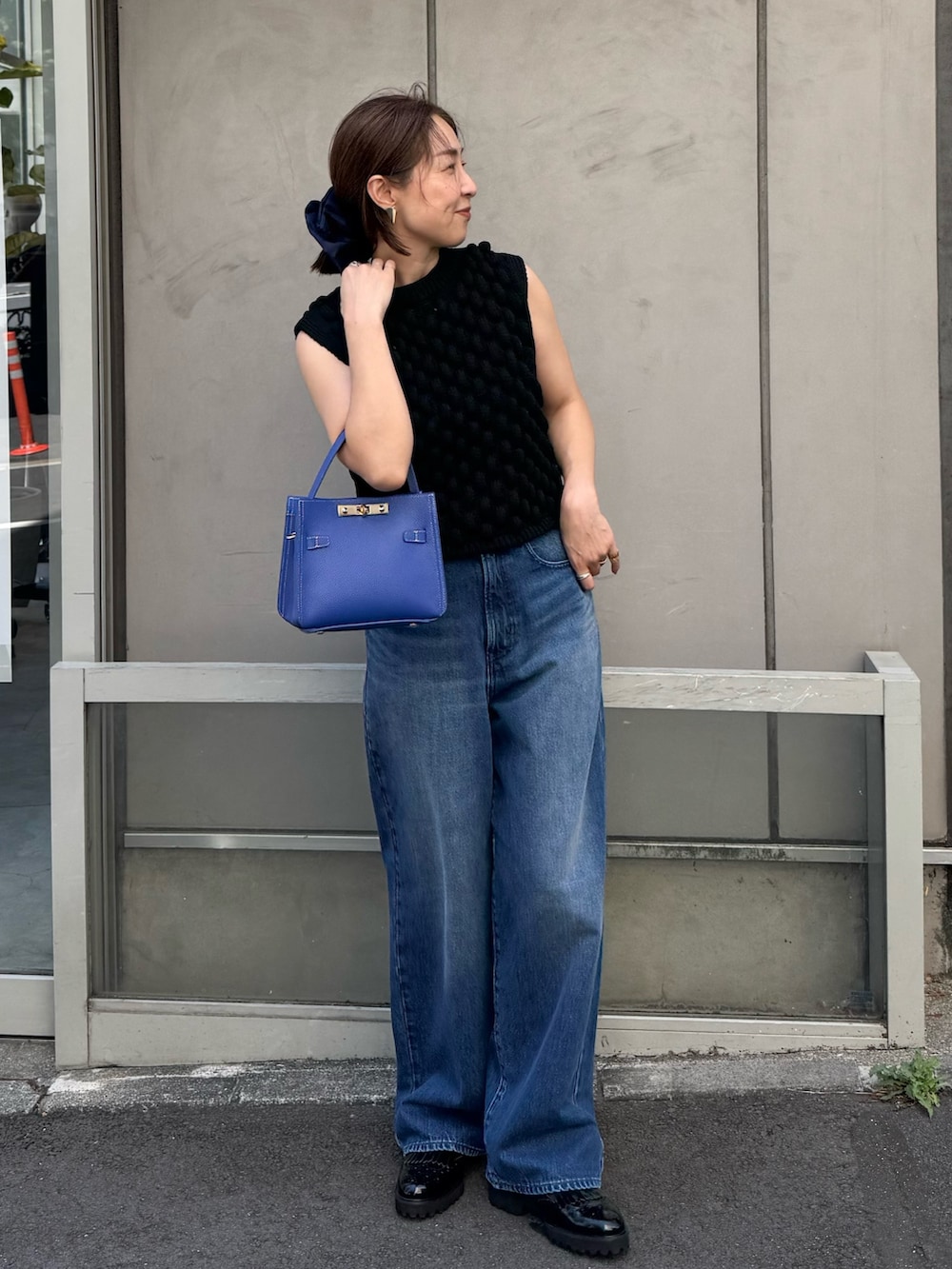 「ショルダーバッグ、厚底シューズ、秋服準備はじめました、休日スタイル、デニム、おでかけコーデ、秋カラー、パンツコーデ、オトナ女子、今日のコーデ、初秋のパンツスタイル、オトナカジュアル、キレイめカジュアル、ノースリーブ、カラーコーデ」｜「NOLLEY’SのCARRE Sバッグ（ショルダーバッグ、ブルー系）」を使った、ISHIDAさん（骨格ウェーブ・レディース・158cm）の夏コーディネートの5枚目の写真