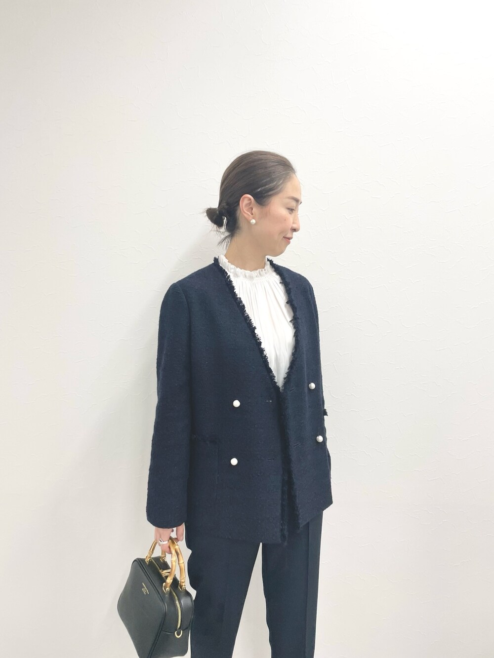 「セレモニー、ママコーデ、入園式、入学式、卒業式、卒園式、ママファッション、ハレ、パールピアス、パールボタン、ネイビー、ネイビーコーデ、ジャケット、ジャケットコーデ、ジャケットスタイル」｜「NOLLEY’Sの前後2WAY衿フリルブラウス（シャツ/ブラウス、ホワイト系）」を使った、ISHIDAさん（レディース・158cm）の冬コーディネートの5枚目の写真