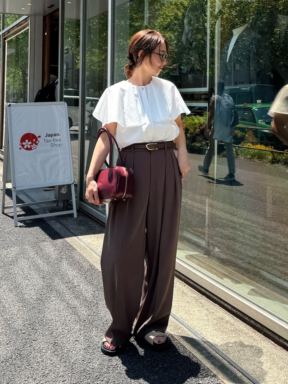 「ブラウンコーデ、ブラウン、ブラウンパンツ、スポーツミックス、デートコーデ、夏コーデ、夏服、オトナ女子、150cm台コーデ、夏、春夏コーデ、フリル」|「NOLLEY’S Sophiのウォッシャブル強撚ツイルワイドパンツ(その他パンツ、ブラウン系)」を使った、ISHIDAさん(レディース・158cm)の夏コーディネートの3枚目の写真