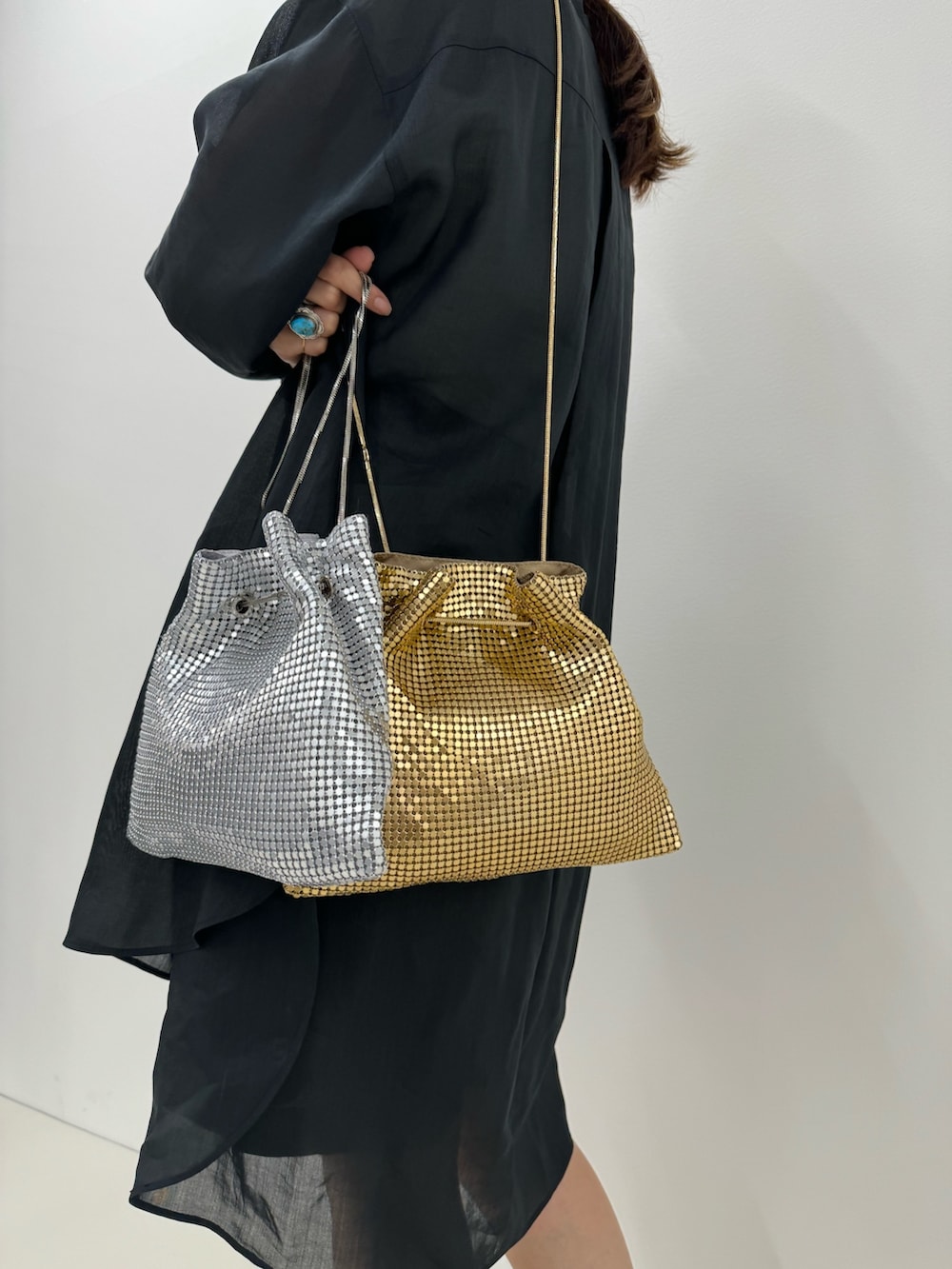 「ロングシャツ、シアートップス、シアーシャツ、ショートパンツ、メタリックバッグ、ゴールドアクセ、ゴールド、レイヤードスタイル、きれいめカジュアル、シンプルコーデ、大人女子、シャツスタイル、へザー、ヘアクリップ」｜「NOLLEY’Sのシアーロングシャツ（シャツ/ブラウス、ブラック系）」を使った、ISHIDAさん（レディース・158cm）の春コーディネートの6枚目の写真