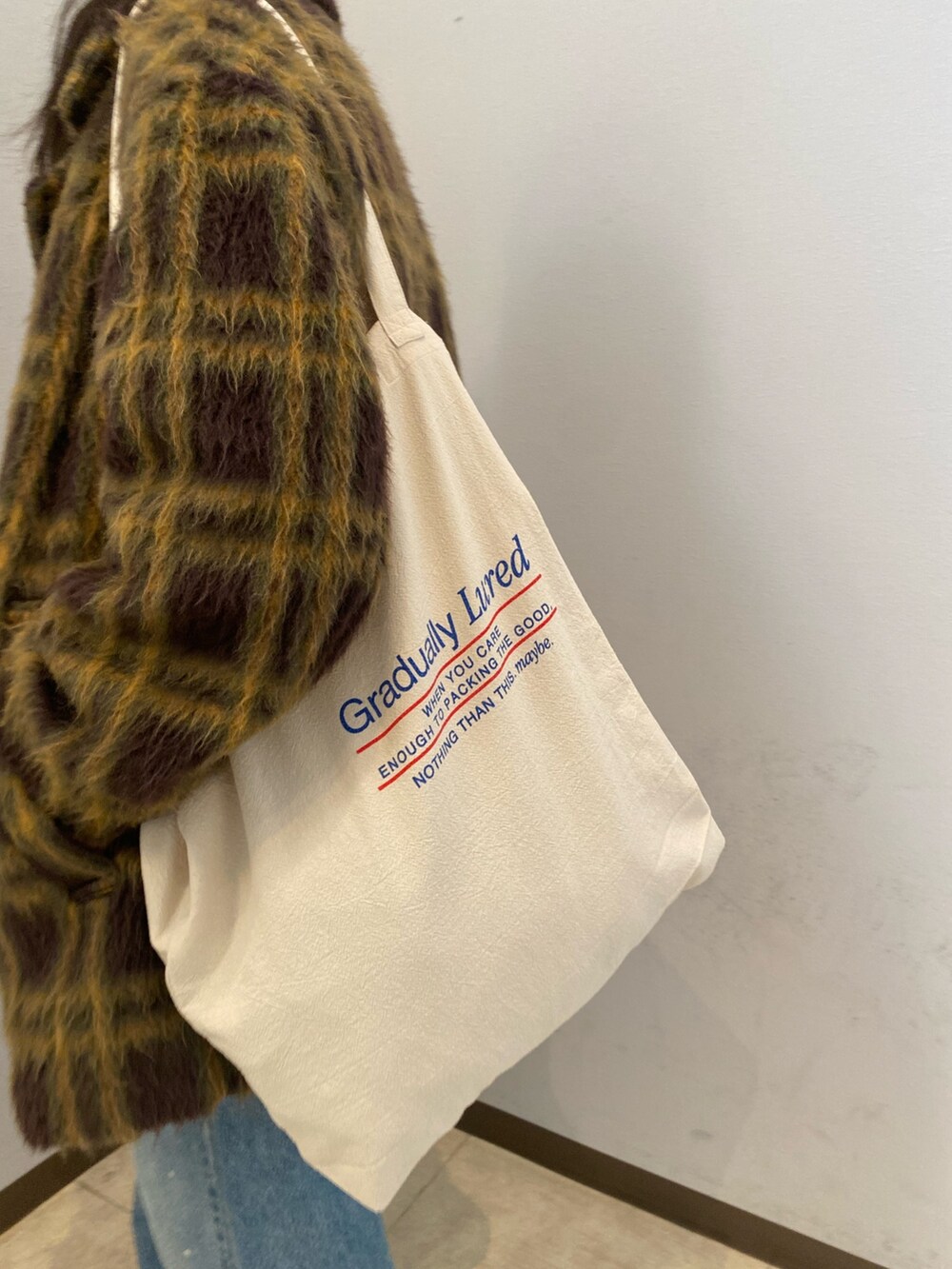 その他のピーコート、ブルー系のデニムパンツ、ブラック系のニット/セーターを着用したレディースの冬コーディネートの7枚目の写真