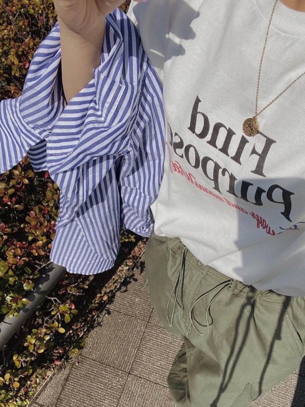 ホワイト系のTシャツ/カットソー、ブラック系のスカート、ブルー系のシャツ/ブラウスを着用したレディースの春コーディネートの3枚目の写真