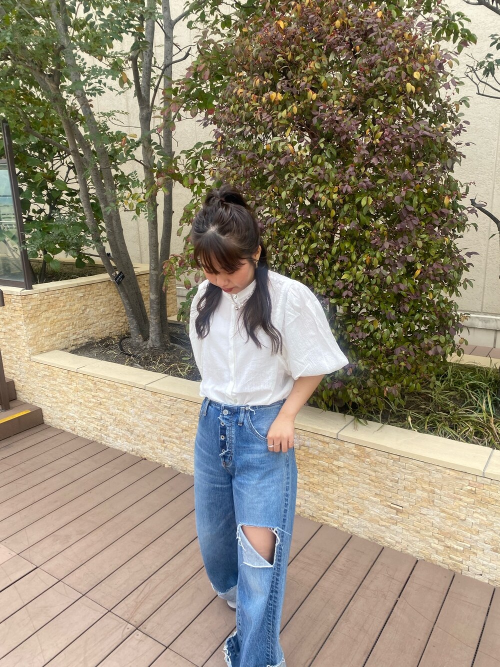 ホワイト系のシャツ/ブラウス、ブルー系のデニムパンツを着用したレディースの春コーディネートの4枚目の写真