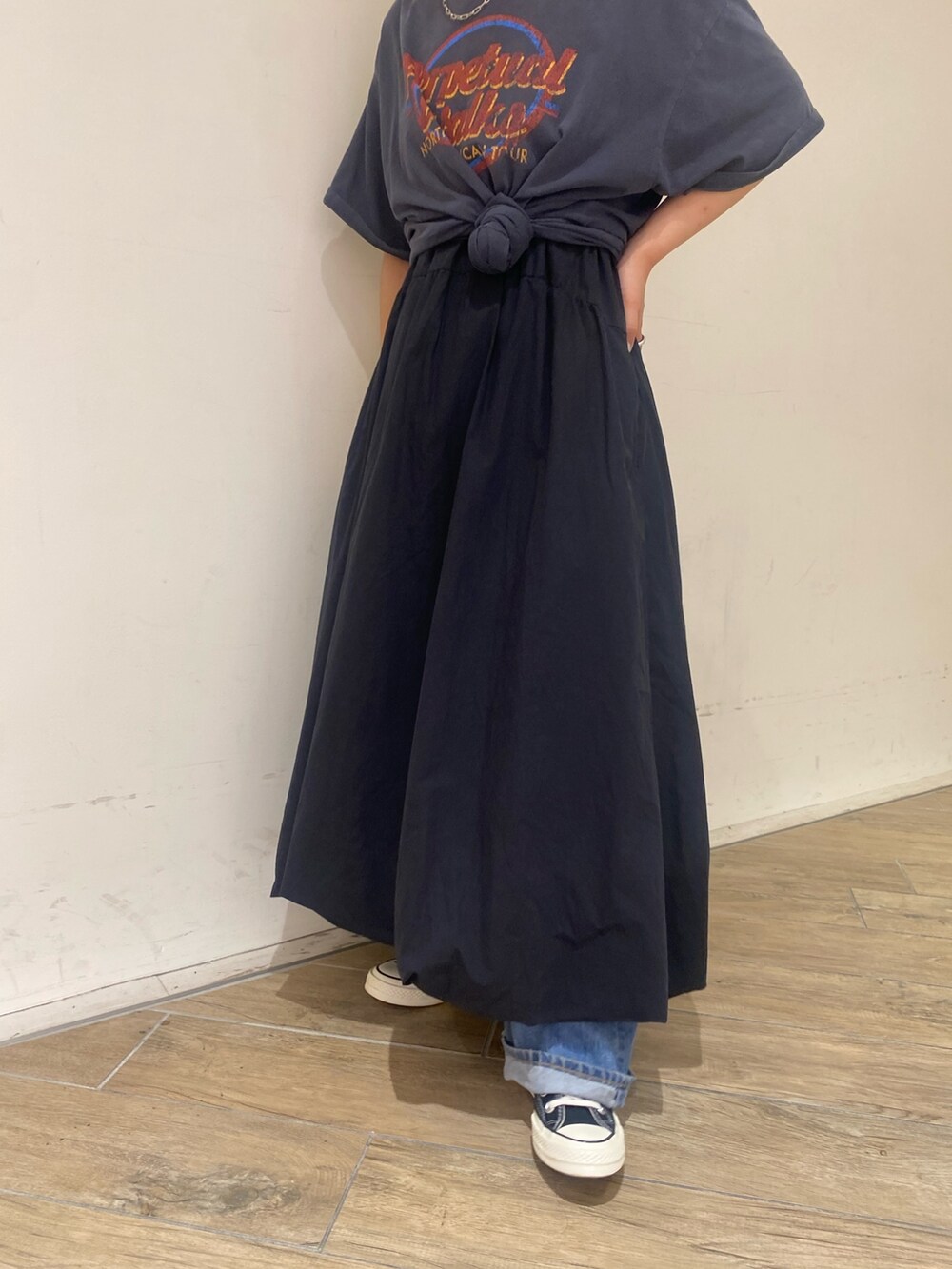 ホワイト系のTシャツ/カットソー、ブラック系のワンピースを着用したレディースの春コーディネートの5枚目の写真