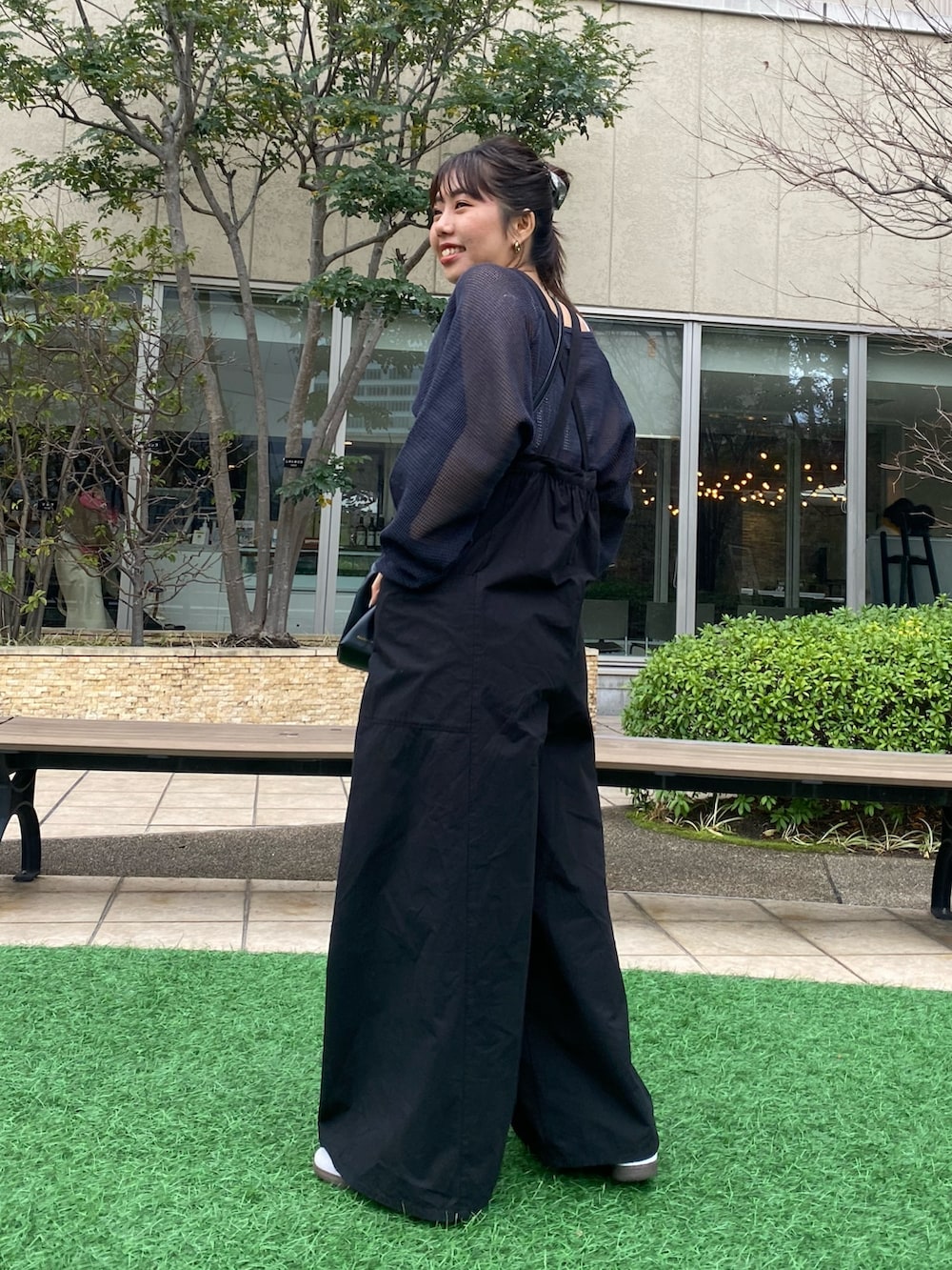 グレー系のTシャツ/カットソー、ブラック系のつなぎ/オールインワンを着用したレディースの春コーディネートの2枚目の写真