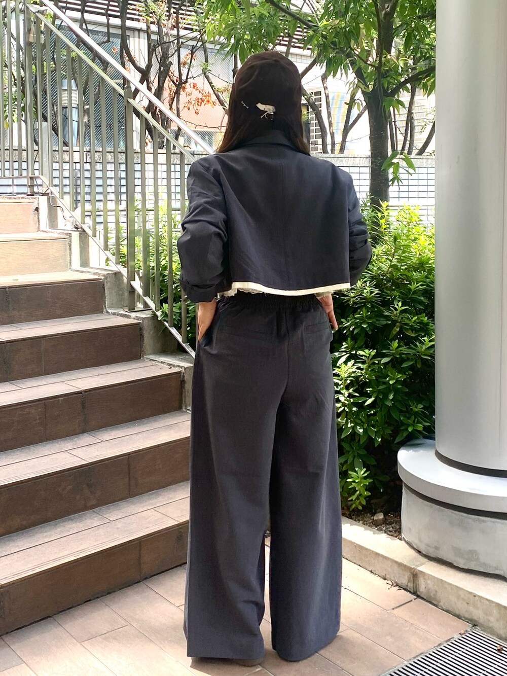 グレー系のテーラードジャケット、グレー系のその他パンツ、ブラウン系のキャップを着用したレディースの秋コーディネートの3枚目の写真