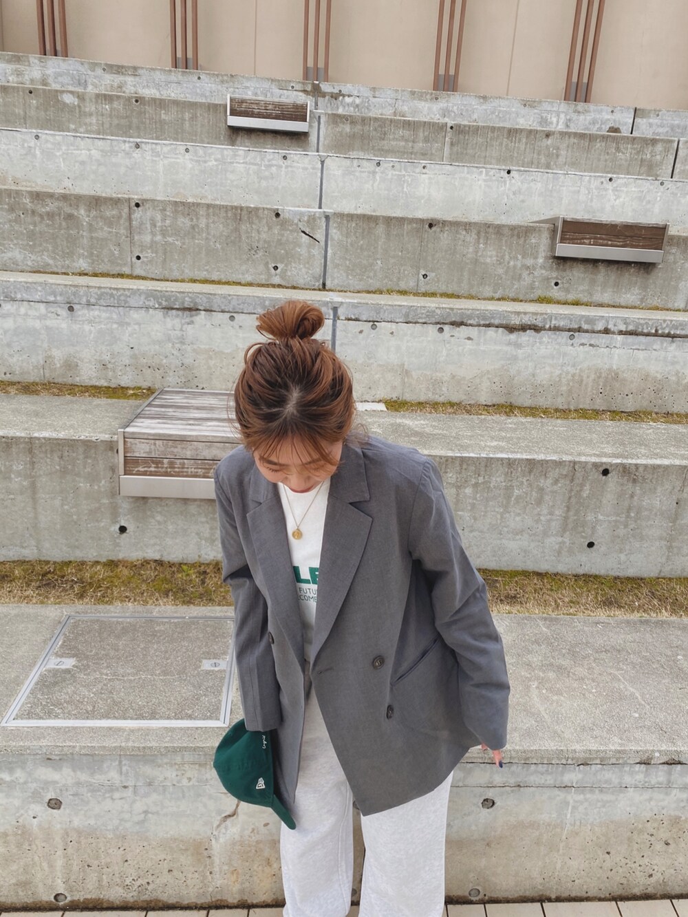 グレー系のテーラードジャケット、ホワイト系のTシャツ/カットソー、グレー系のスウェットパンツを着用したレディースの冬コーディネートの3枚目の写真