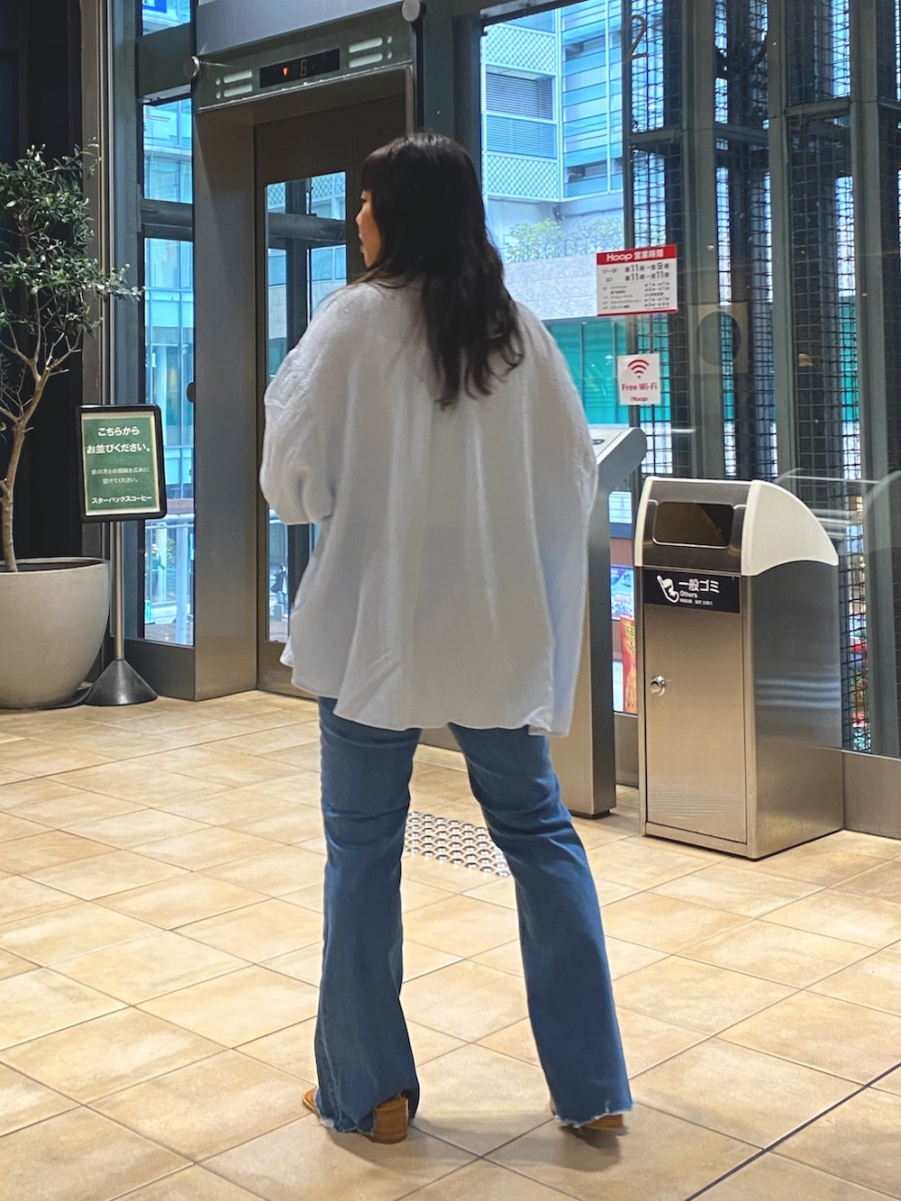 ブルー系のシャツ/ブラウス、ブルー系のデニムパンツ、ホワイト系のキャミソールを着用したレディースの春コーディネートの5枚目の写真