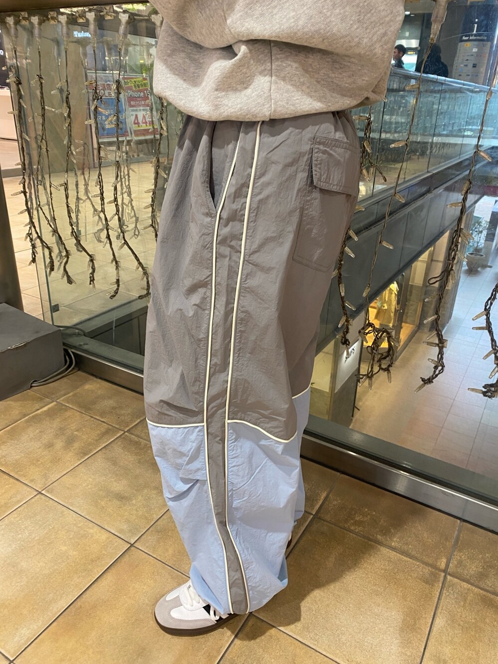 グレー系のスウェット、ブルー系のその他パンツ、ブラック系のサングラスを着用したレディースの冬コーディネートの5枚目の写真